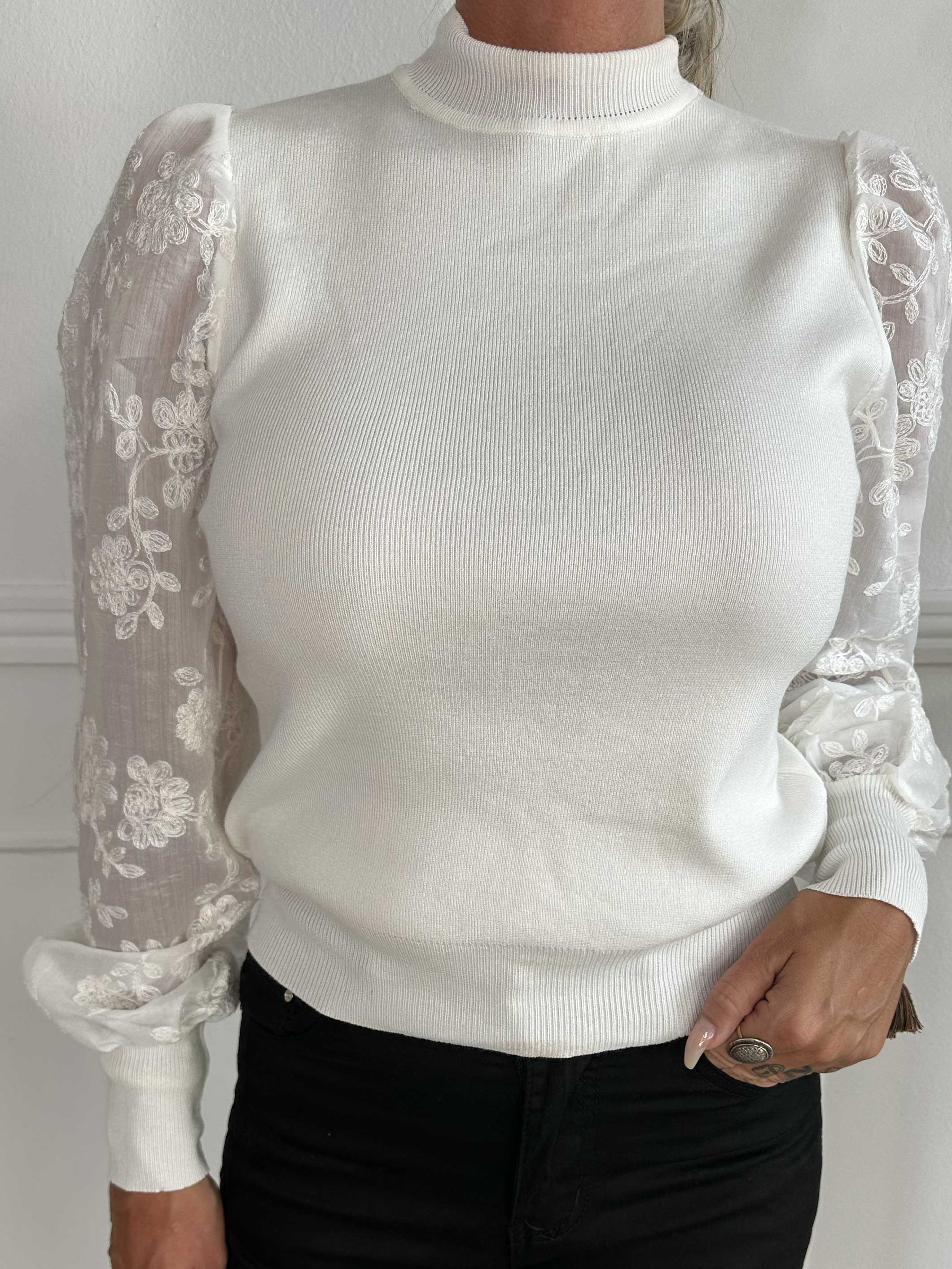 Sydney - Bluse med turtleneck og blondeærmer