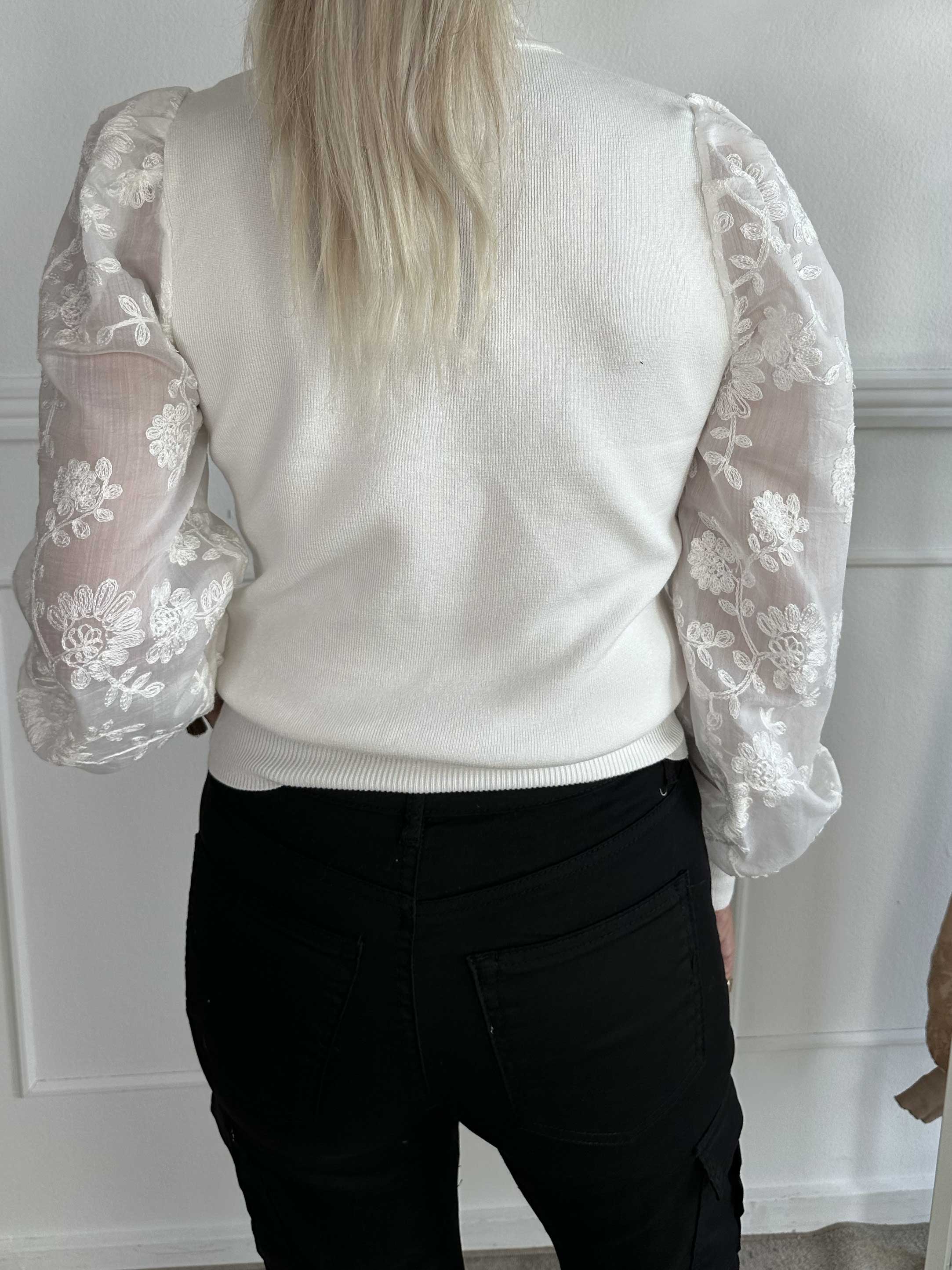 Sydney - Bluse med turtleneck og blondeærmer