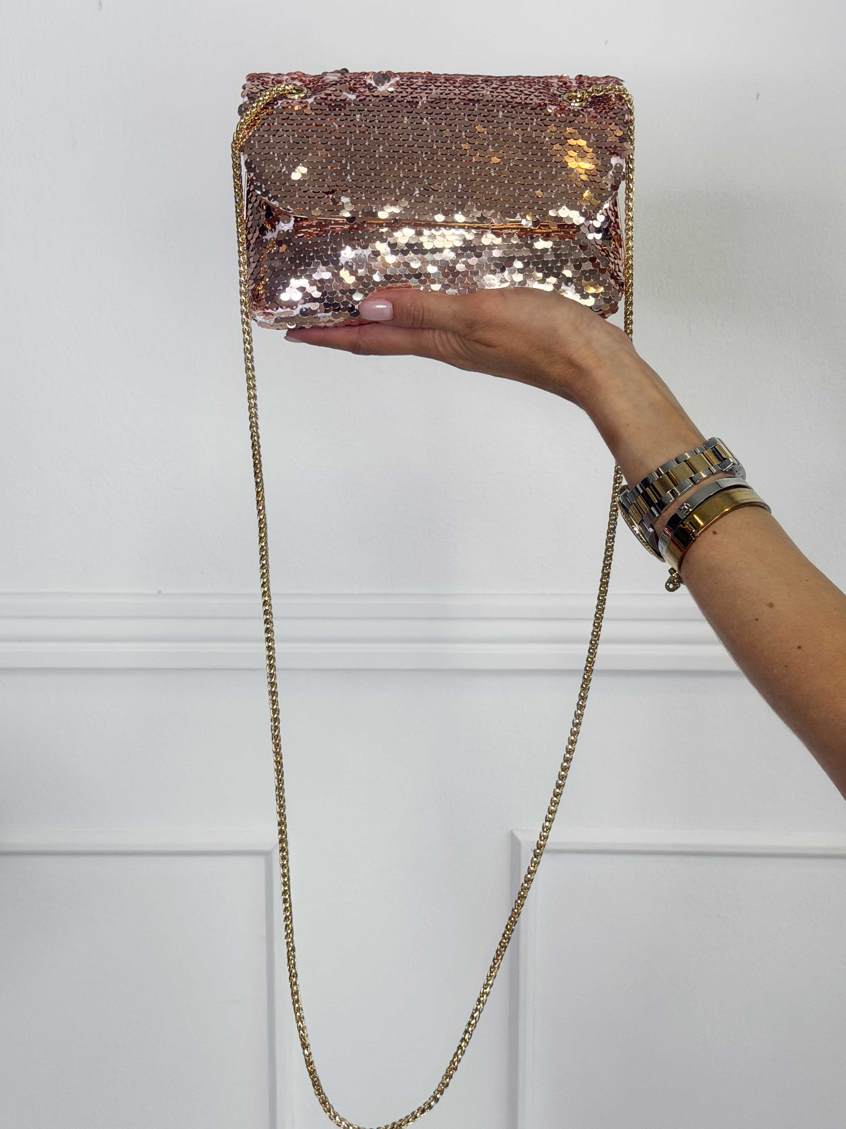 Timian  - Lille skuldertaske i pailletter med guldkæde