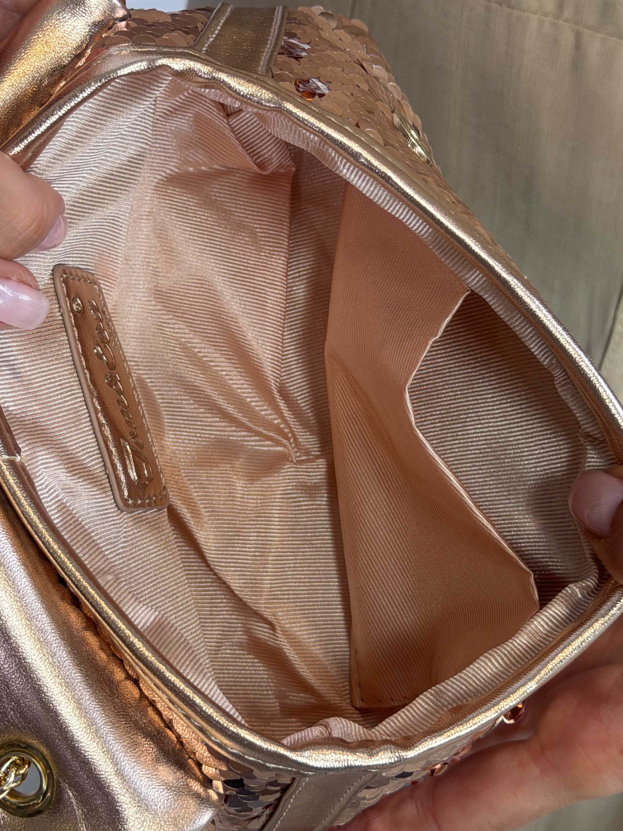 Timian  - Lille skuldertaske i pailletter med guldkæde