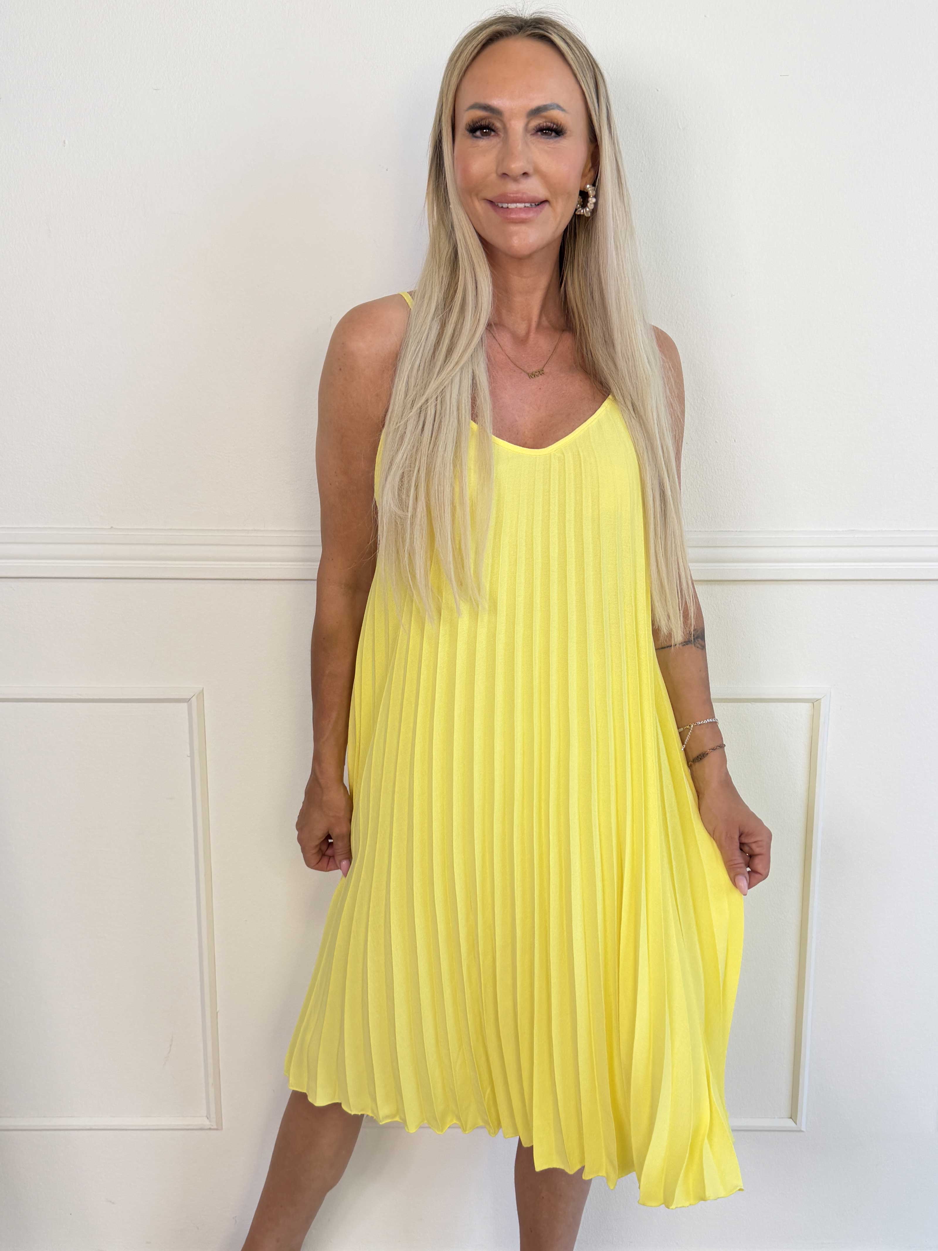 Tonia Short - Elegant plisseret stropkjole i en blød og let viskoseblanding
