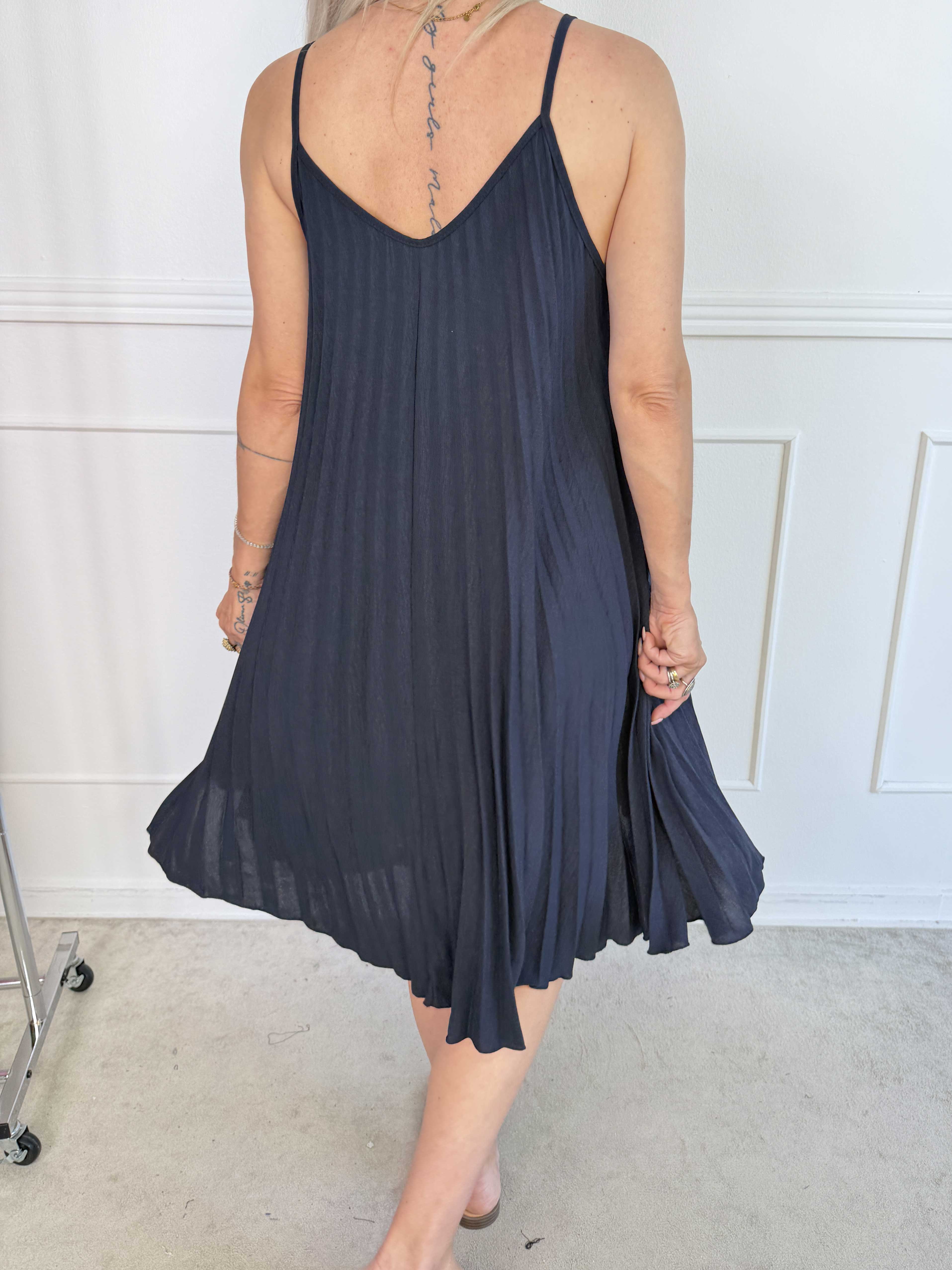 Tonia Short - Elegant plisseret plus size kjole i en blød og let viskoseblanding