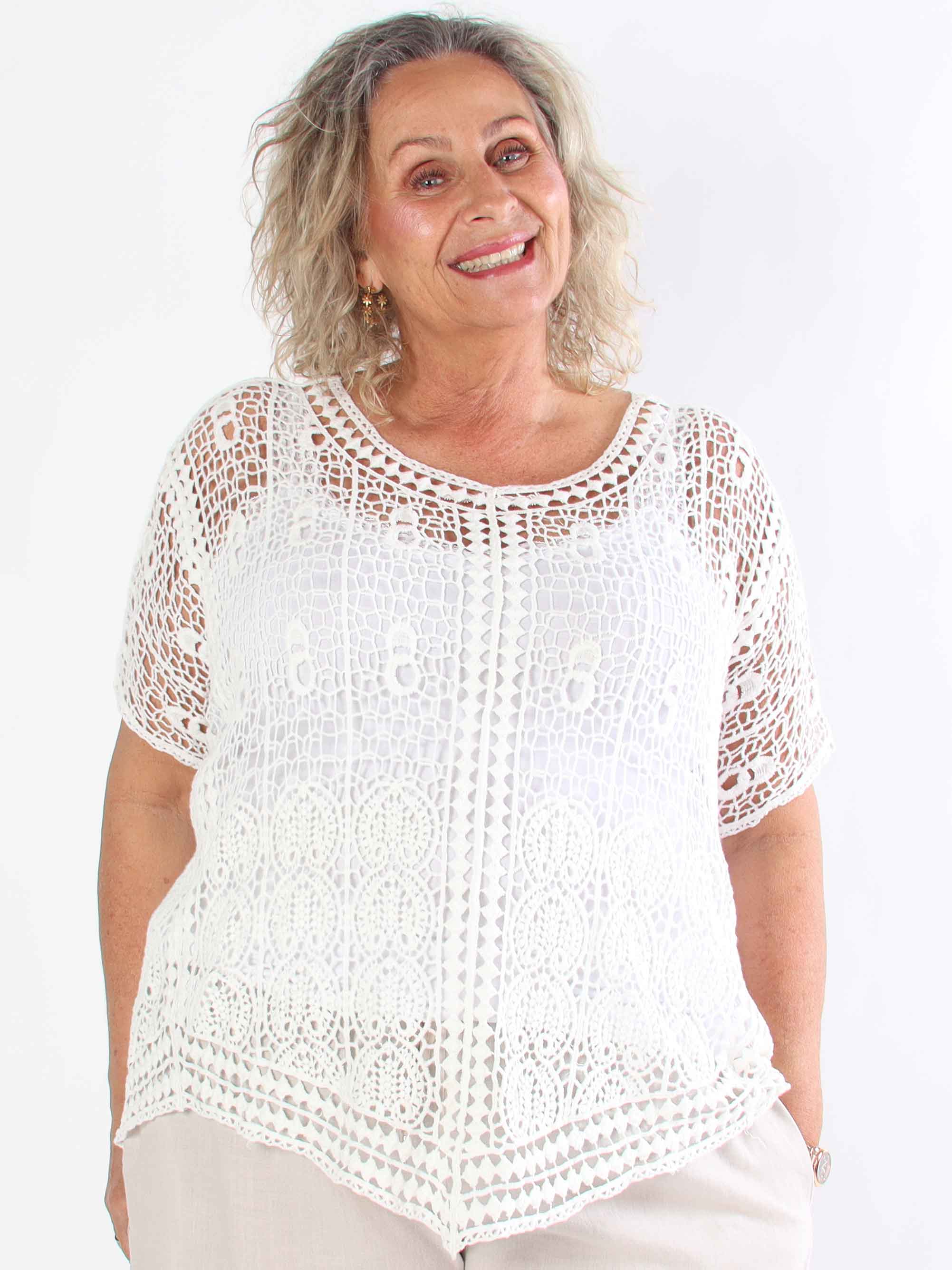 Missandei - Sød hæklet plus size bluse i bomuld med hulmønster