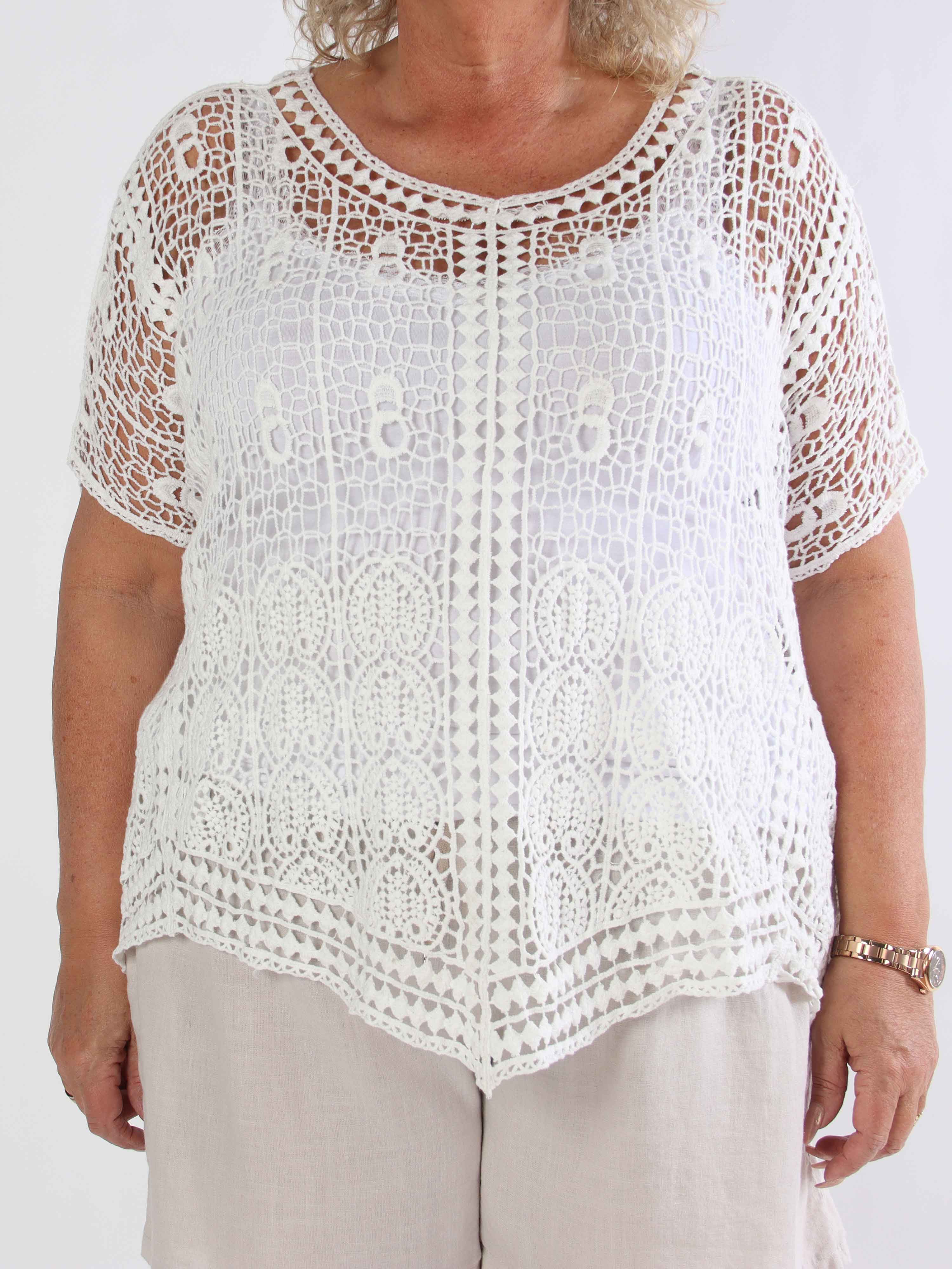 Missandei - Sød hæklet plus size bluse i bomuld med hulmønster