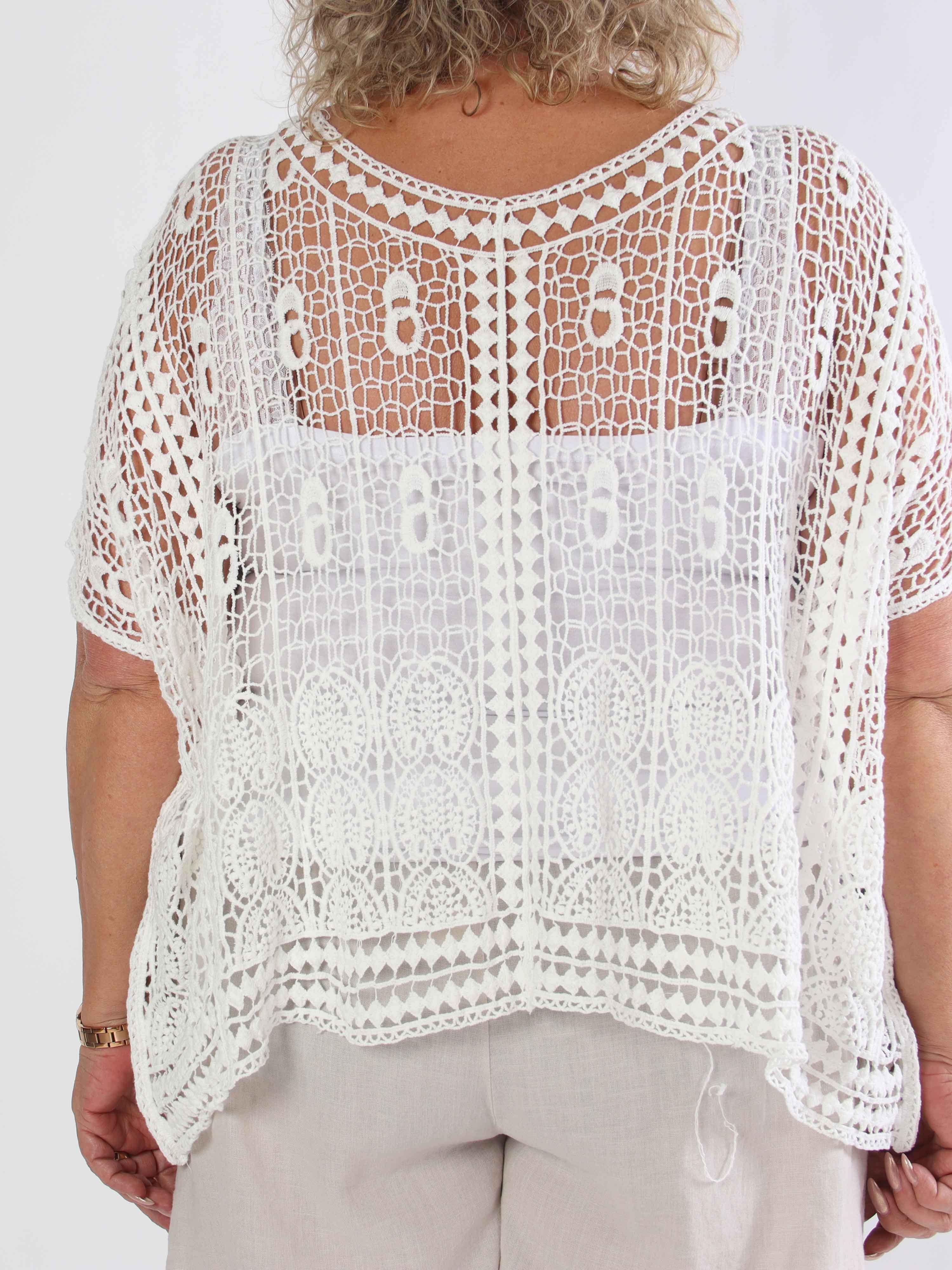 Missandei - Sød hæklet plus size bluse i bomuld med hulmønster