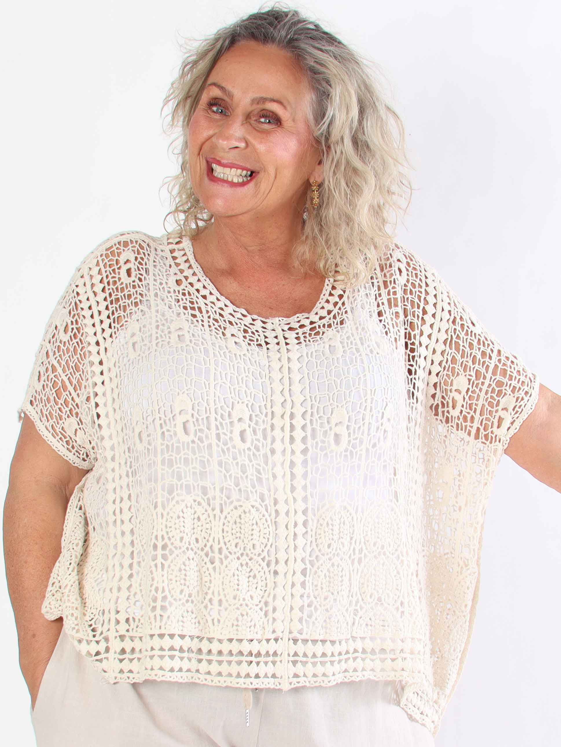 Missandei - Sød hæklet plus size bluse i bomuld med hulmønster