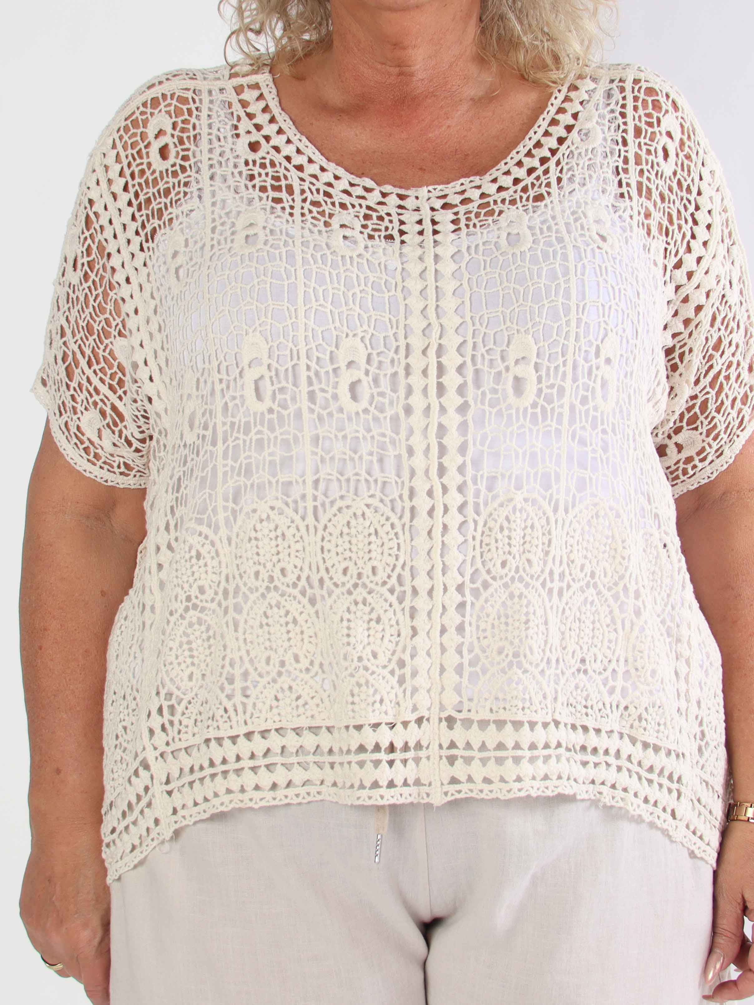 Missandei - Sød hæklet plus size bluse i bomuld med hulmønster