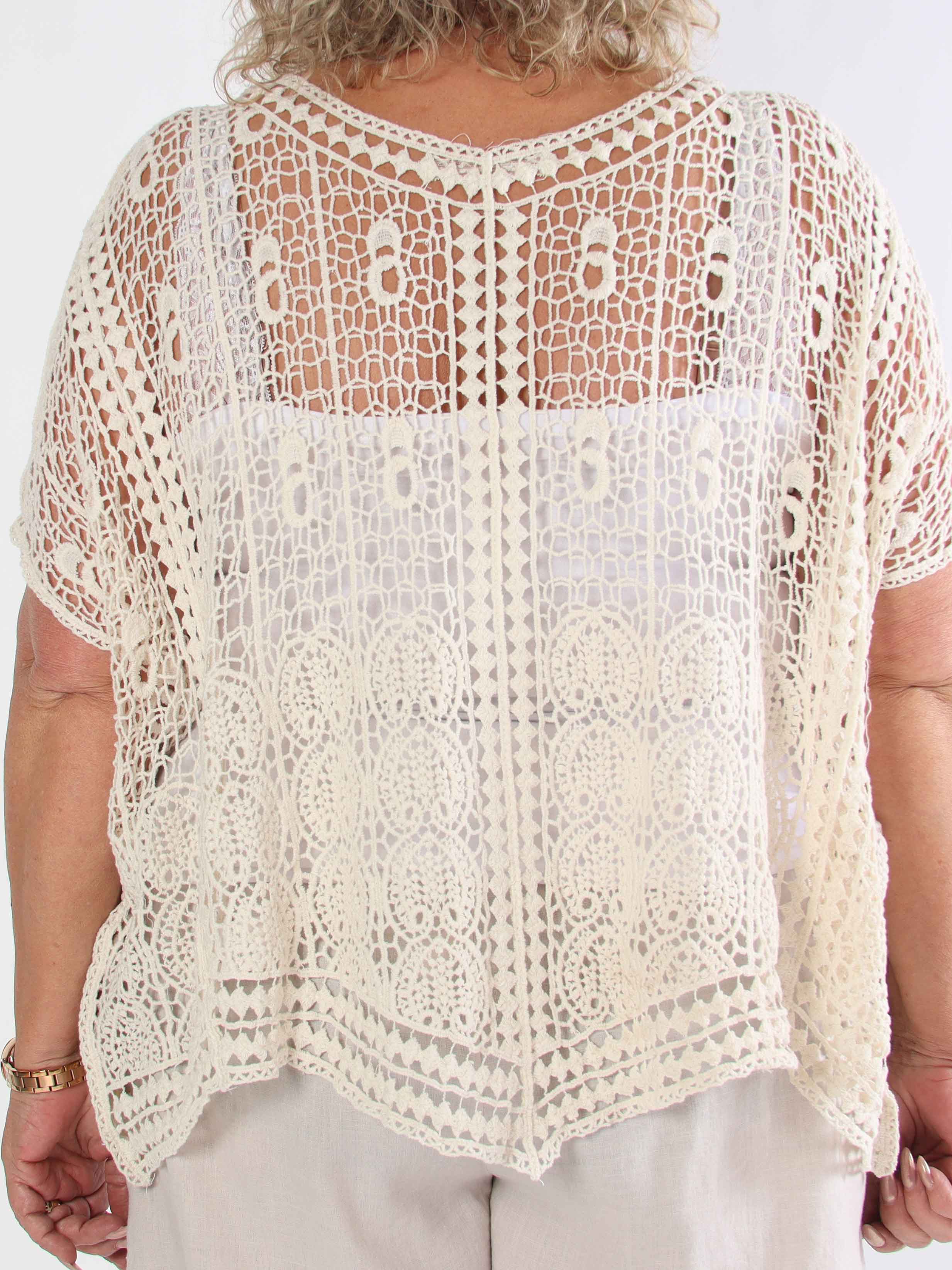 Missandei - Sød hæklet plus size bluse i bomuld med hulmønster