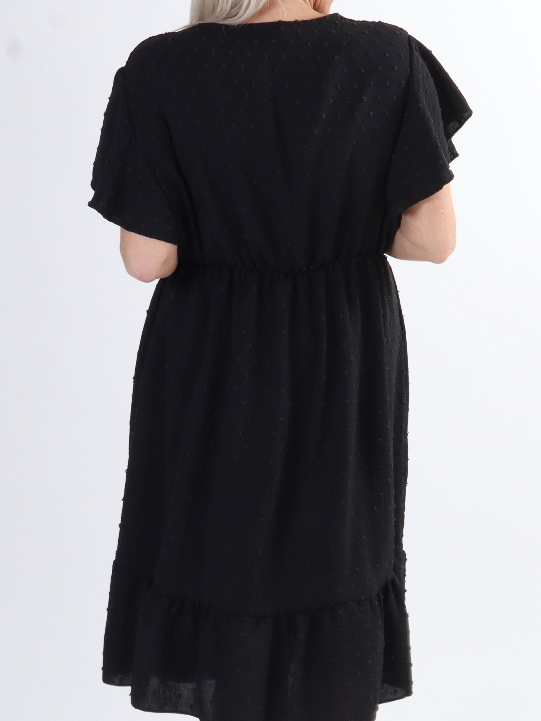 Vanilla - Plus size kjole med prikket detaljer og flæseærmer