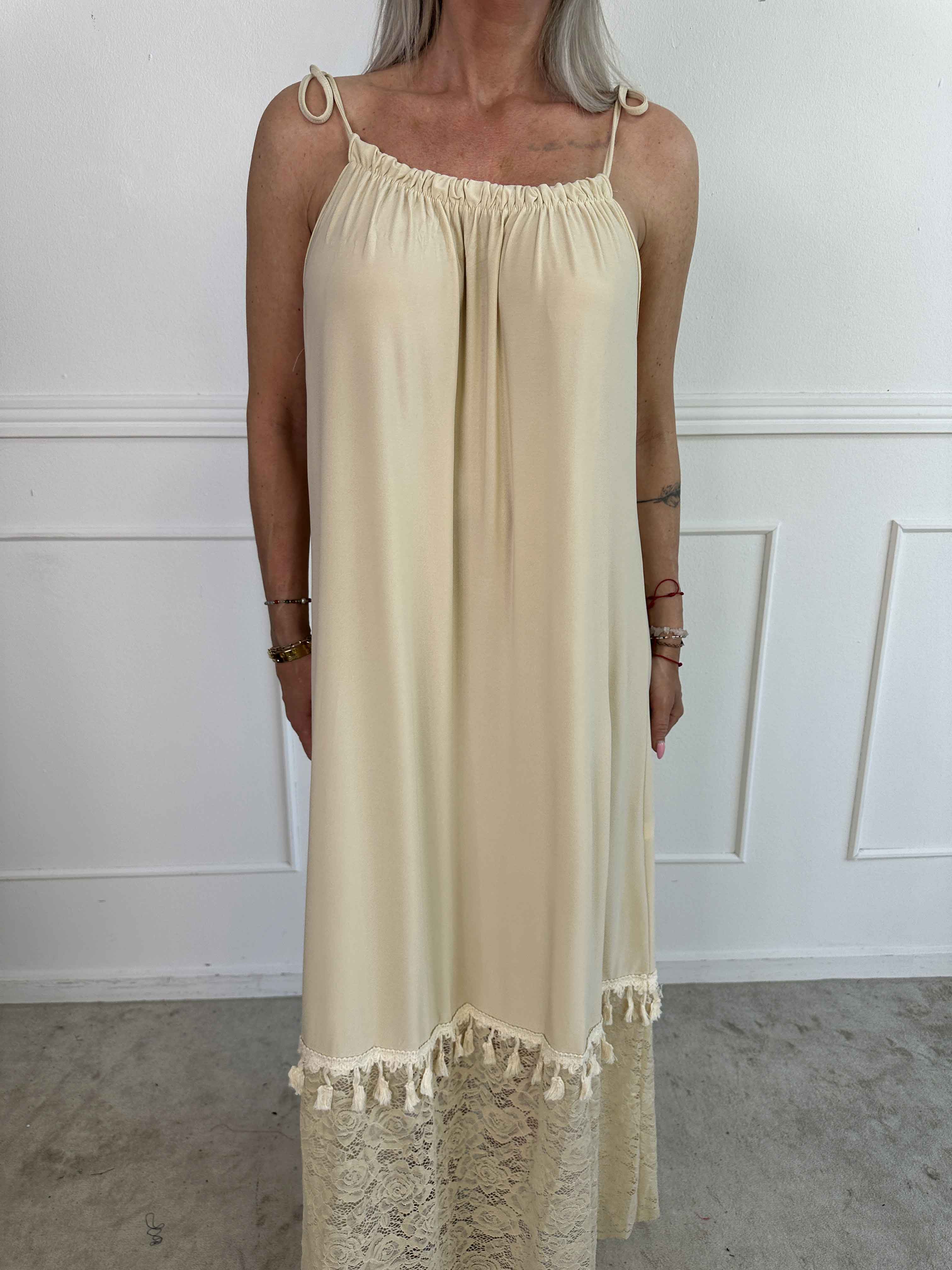 Willow - Lang elastisk kjole med blonde forneden