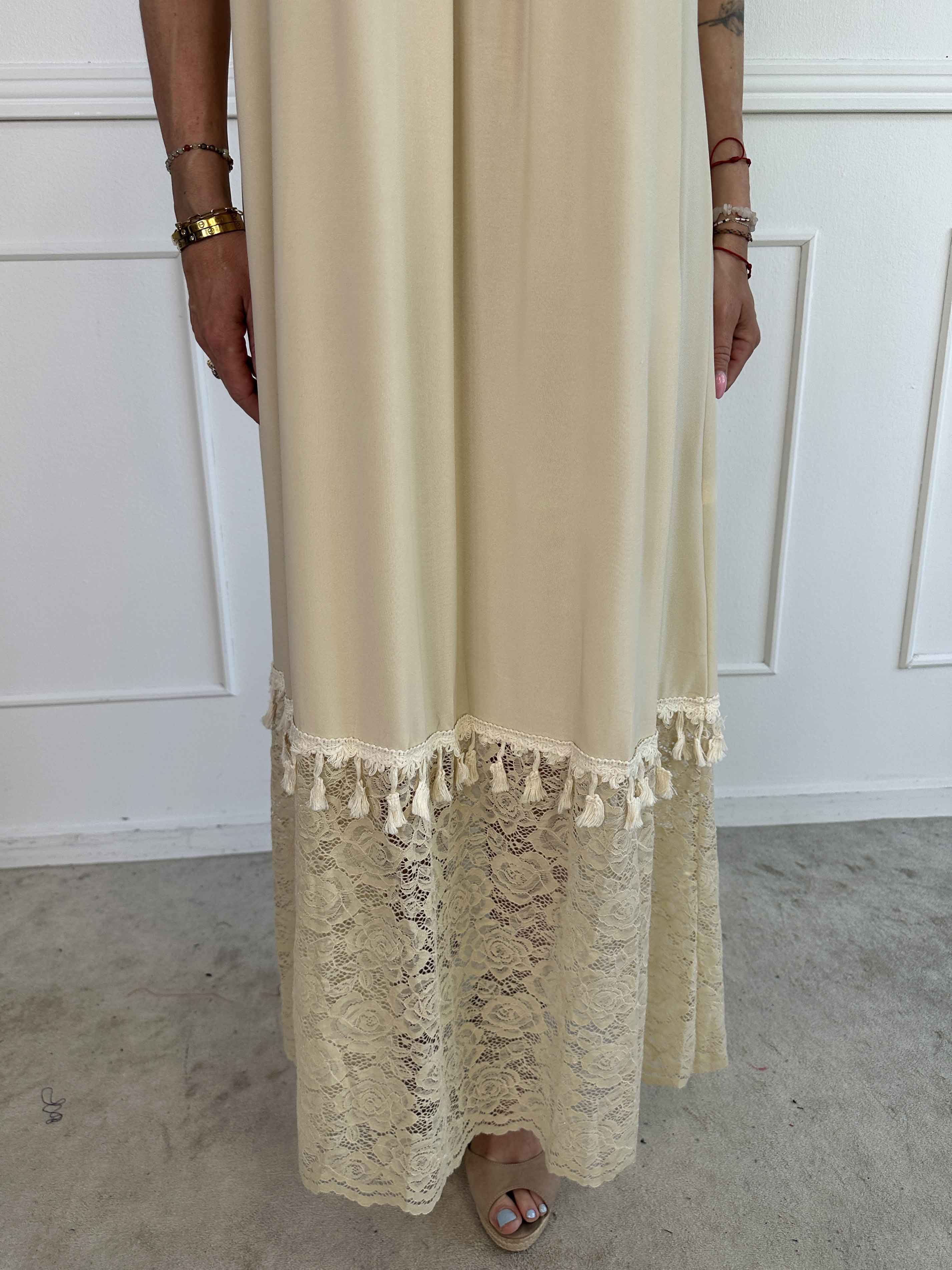 Willow - Lang elastisk kjole med blonde forneden