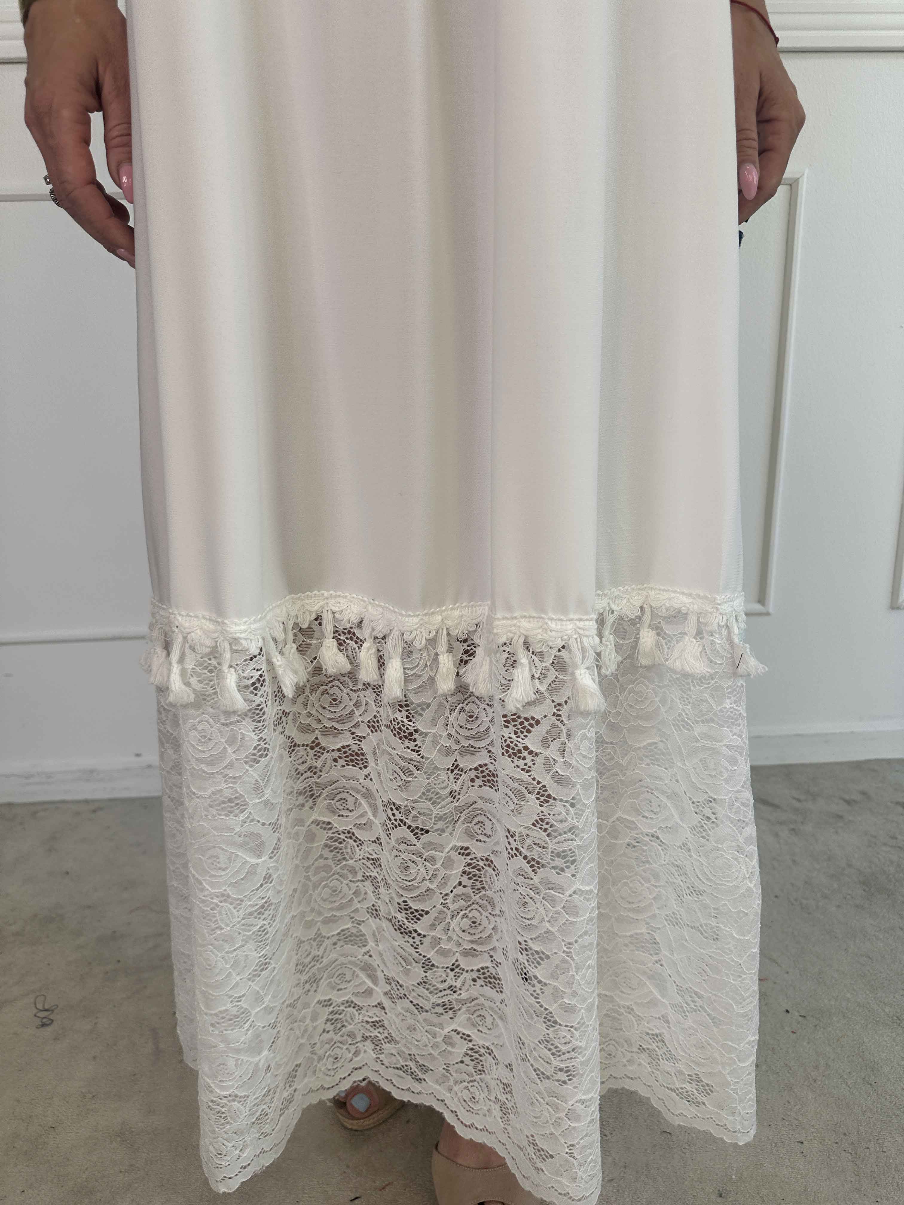 Willow - Lang elastisk kjole med blonde forneden