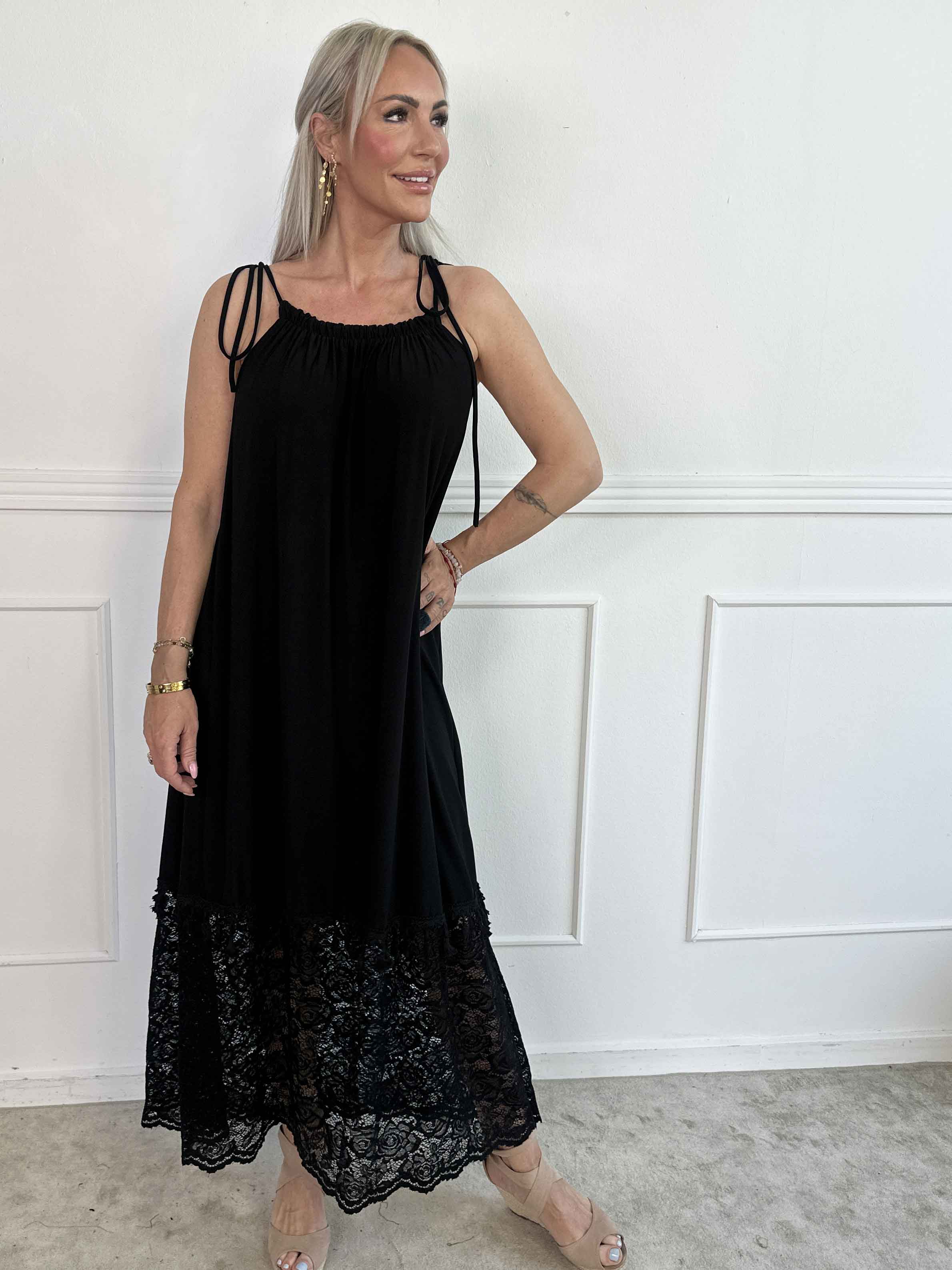 Willow - Lang elastisk kjole med blonde forneden