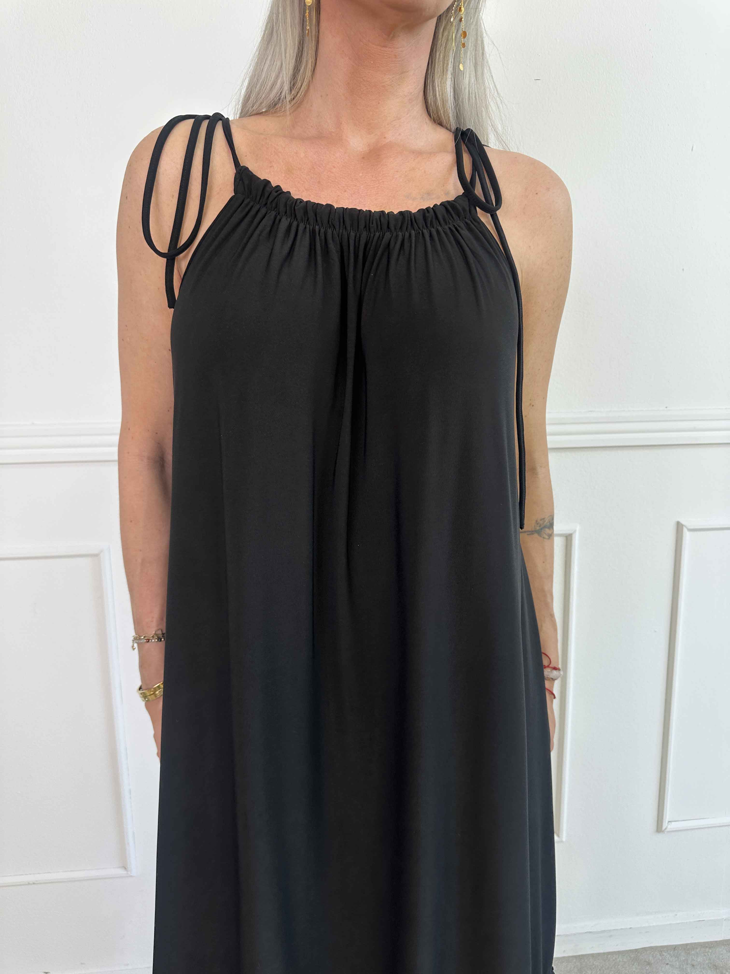 Willow - Lang elastisk kjole med blonde forneden