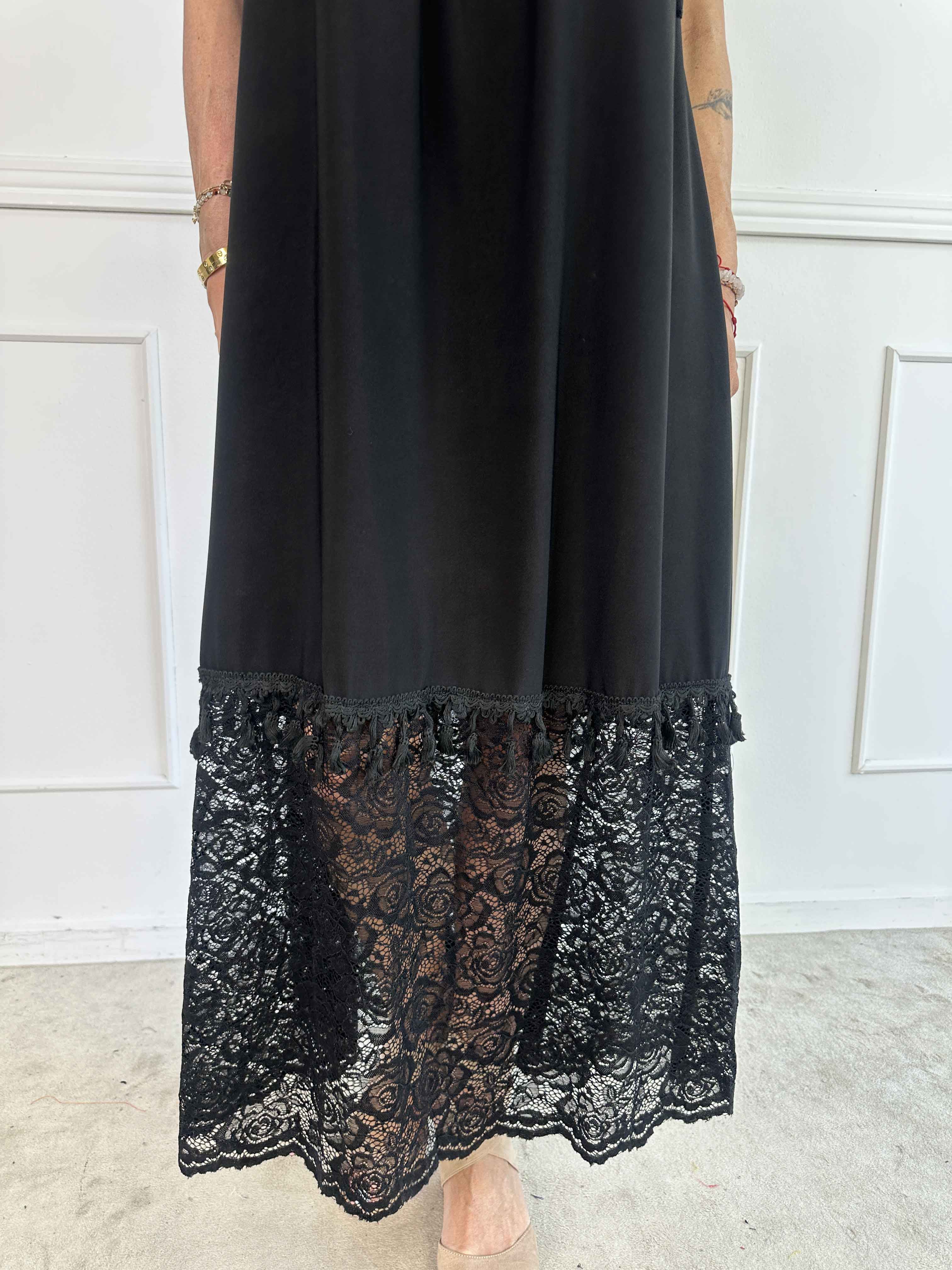 Willow - Lang elastisk kjole med blonde forneden