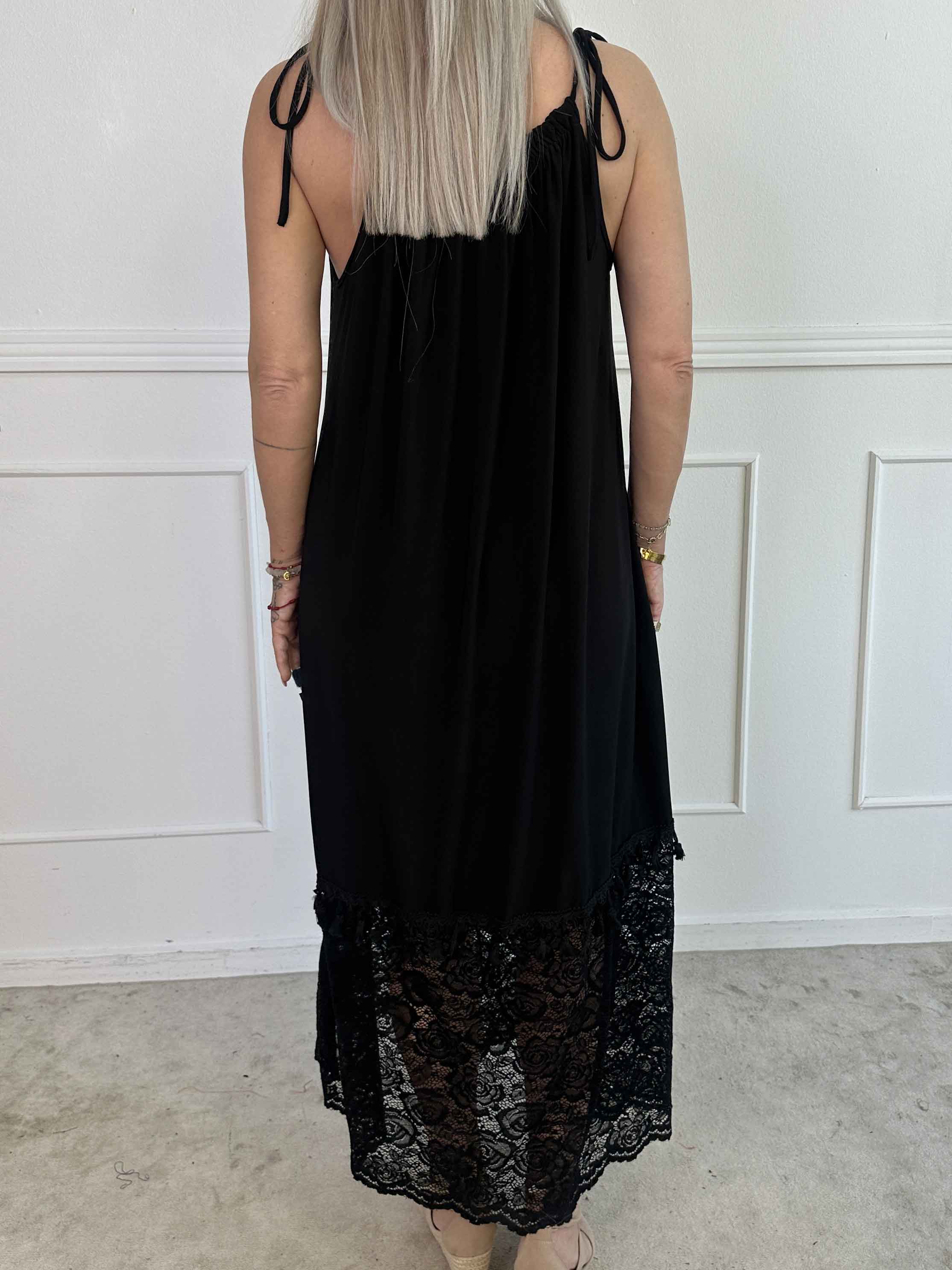 Willow - Lang elastisk kjole med blonde forneden