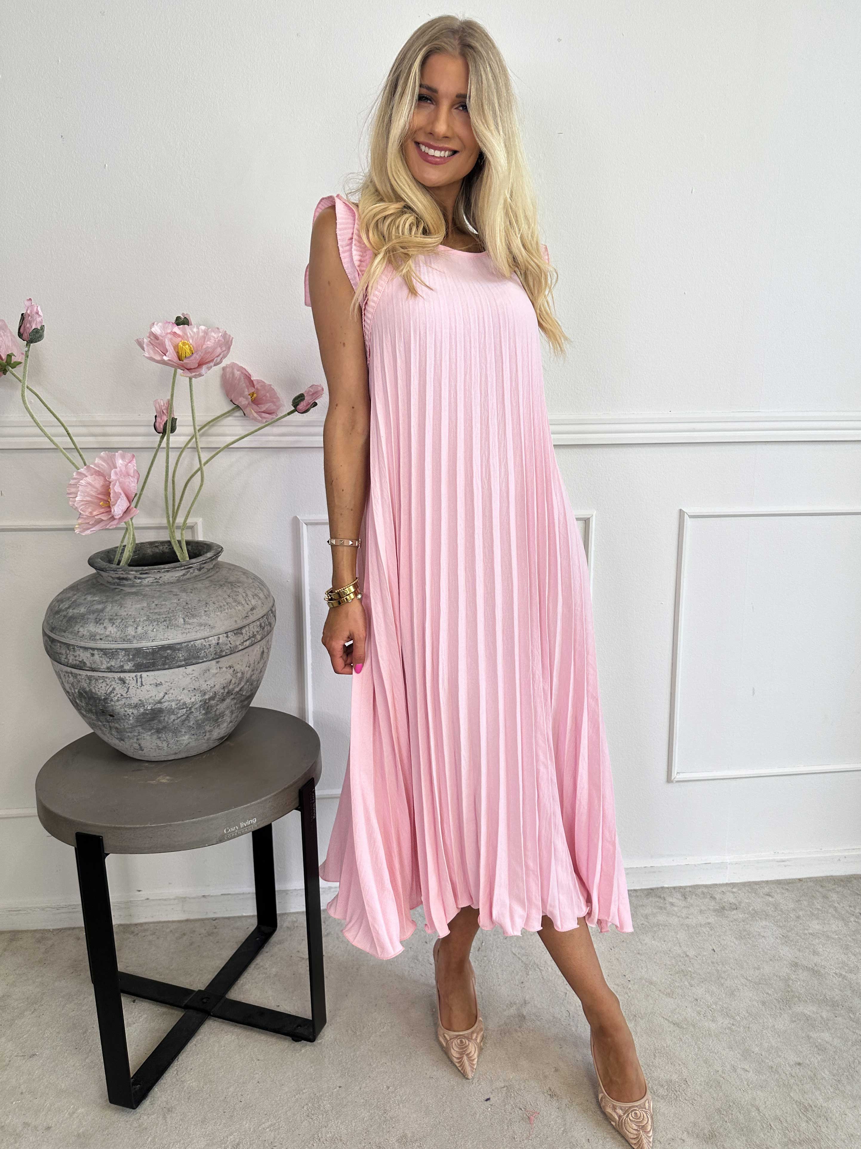 Zlata - Lang plisseret kjole med søde flæseærmer