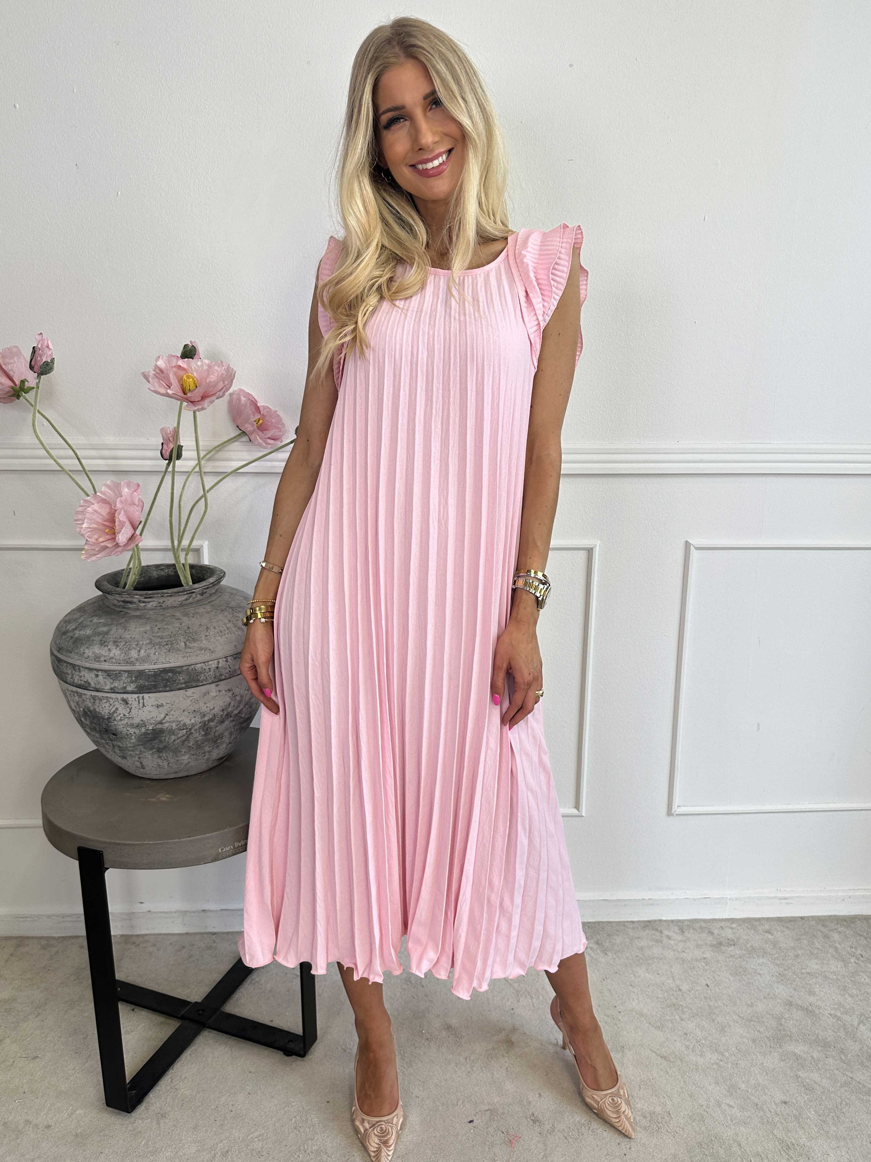 Zlata - Lang plisseret kjole med søde flæseærmer