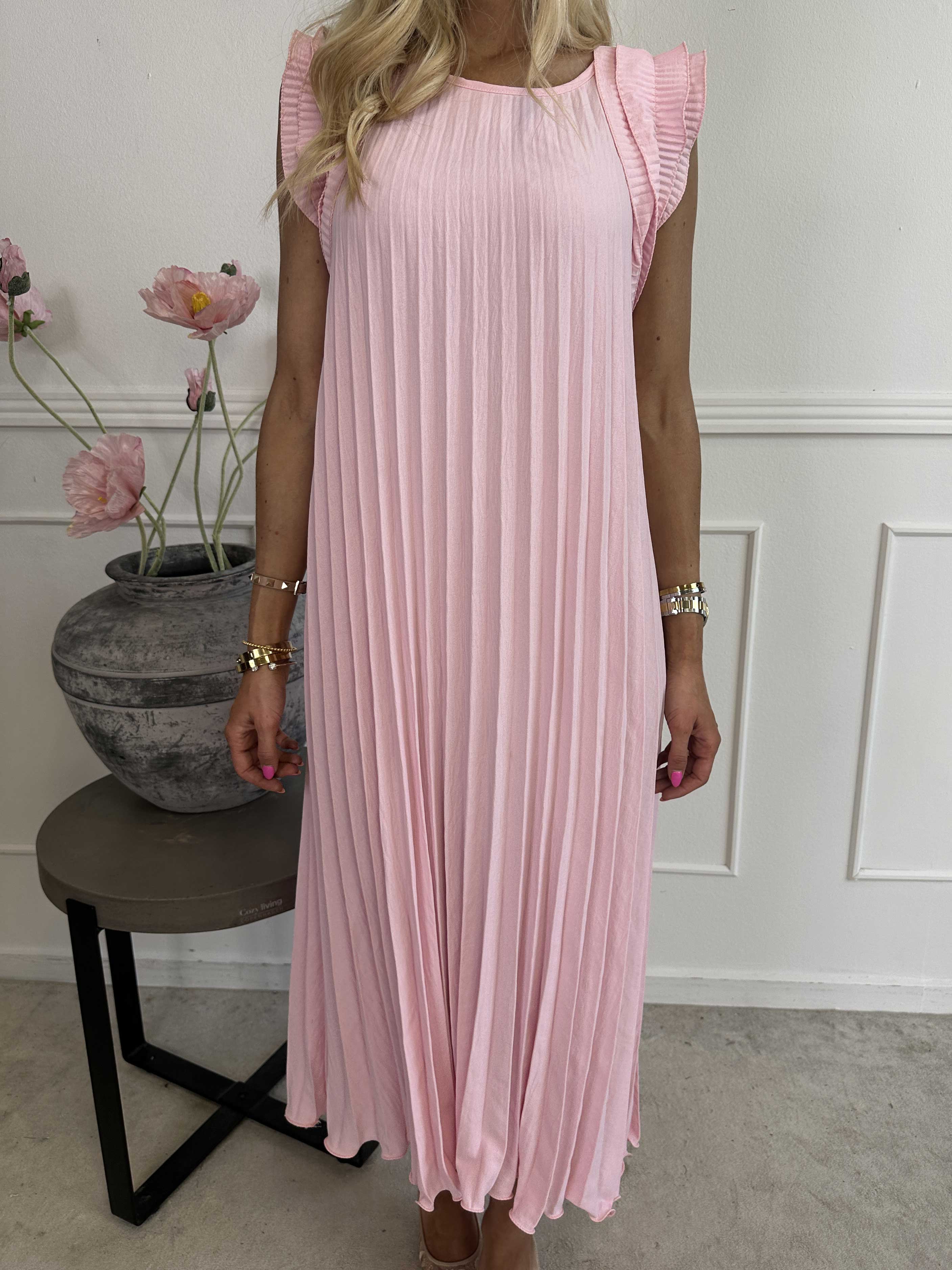 Zlata - Lang plisseret kjole med søde flæseærmer