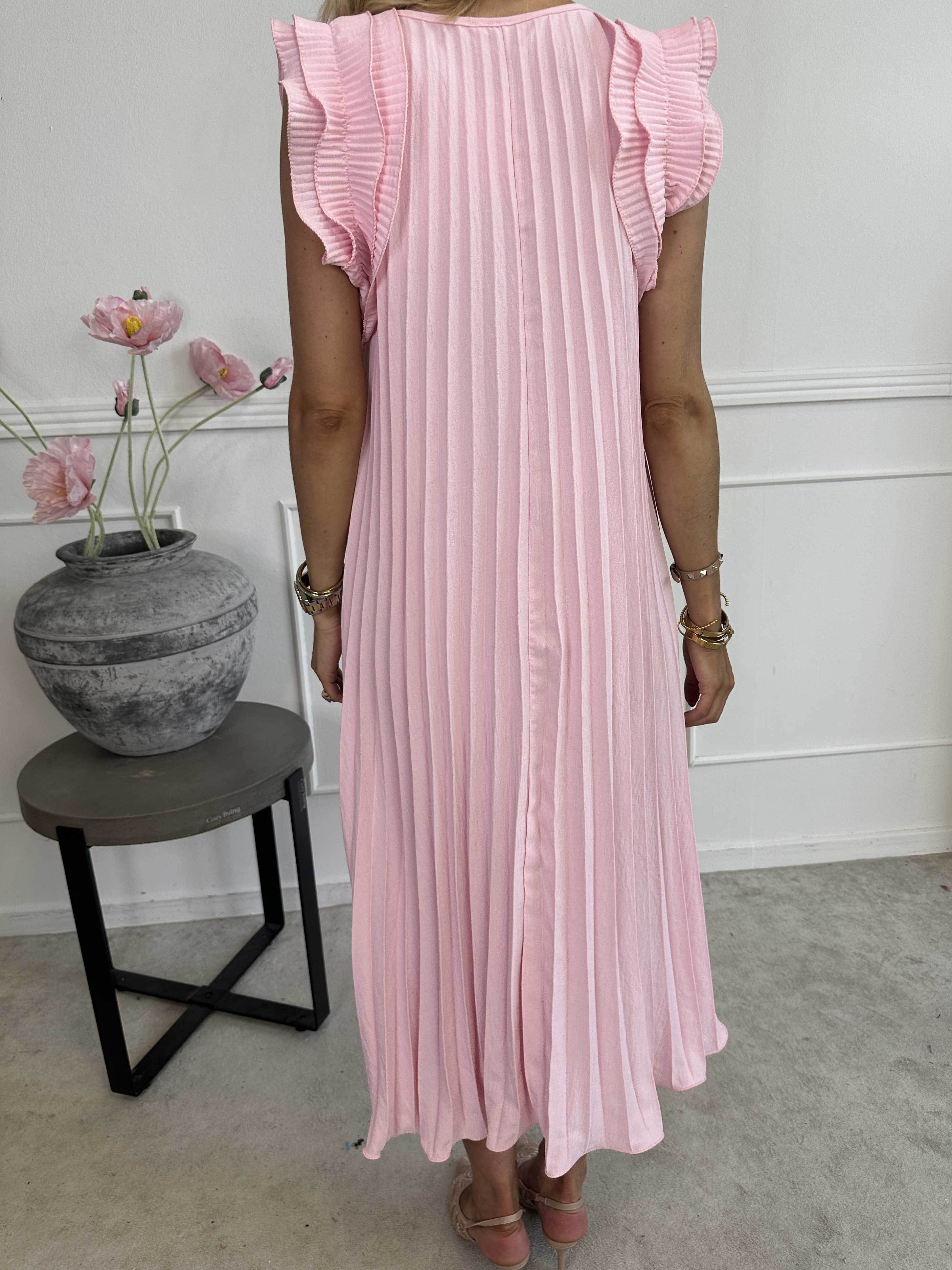 Zlata - Lang plisseret kjole med søde flæseærmer