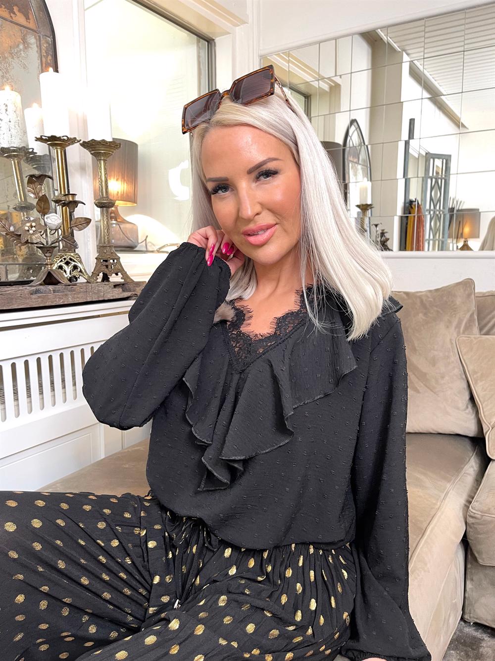 Simone - Tunika med blondekant og flæser