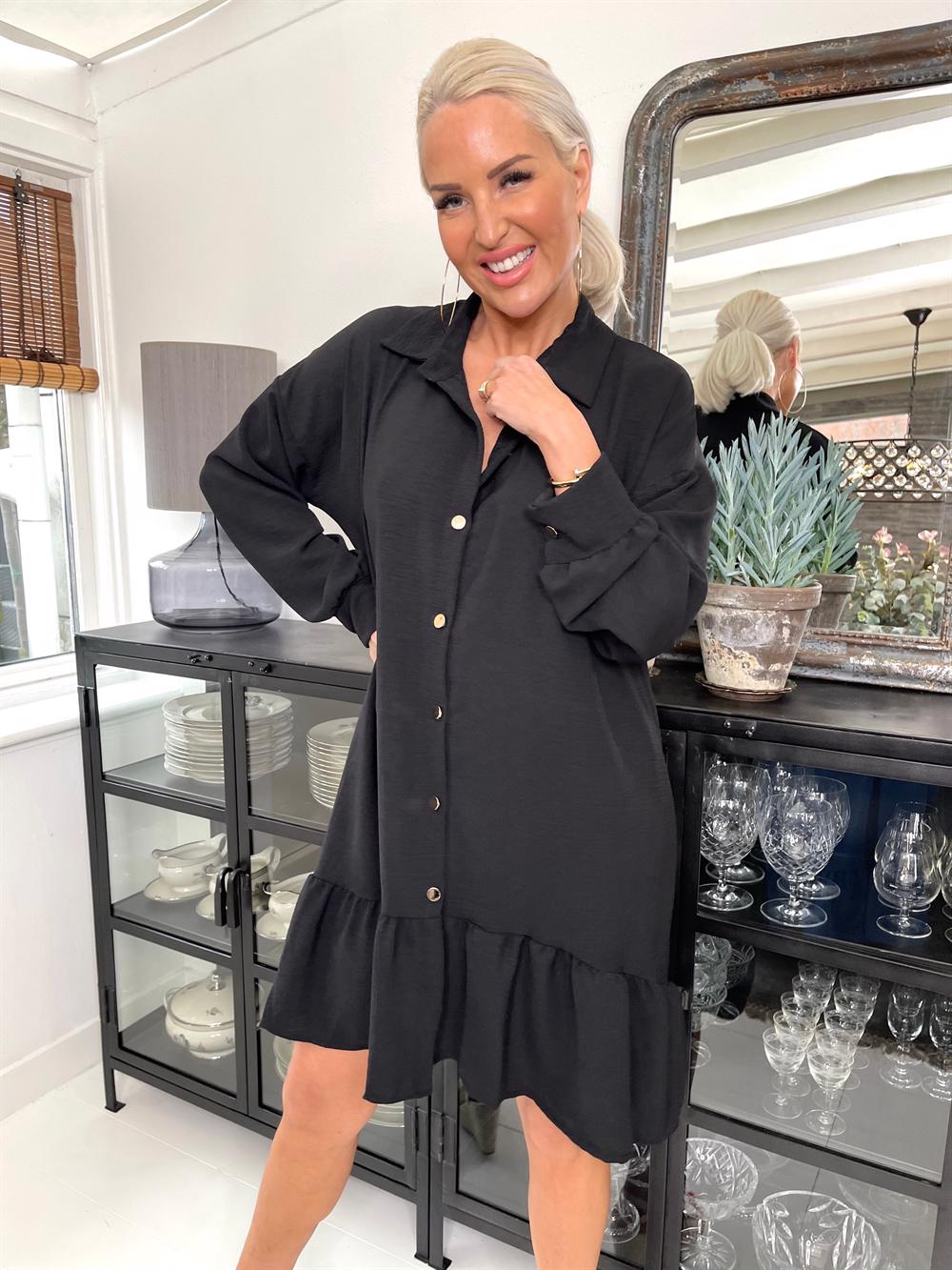 Camille - Kjole med knapper og flæselag i bunden