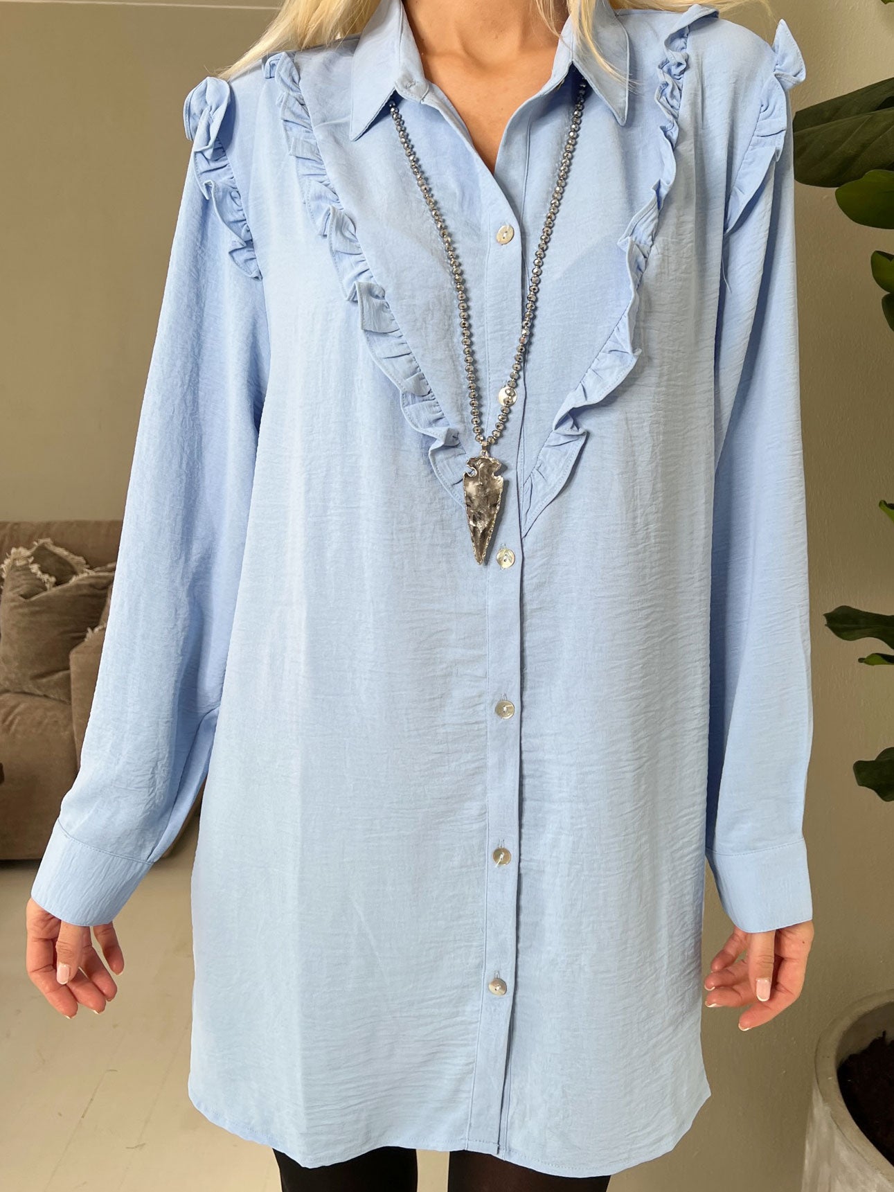 Ada - Sød skjorte med flæsekanter