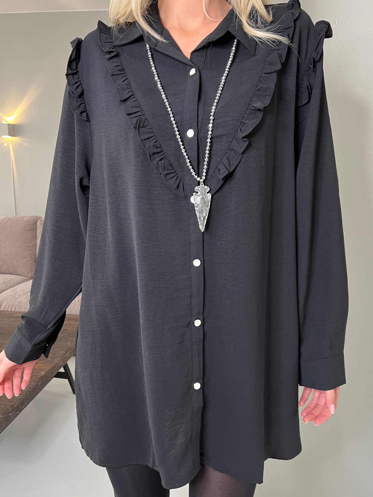 Ada - Sød skjorte med flæsekanter