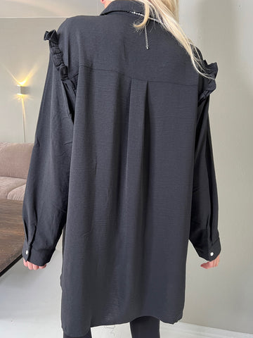 Ada - Sød skjorte med flæsekanter