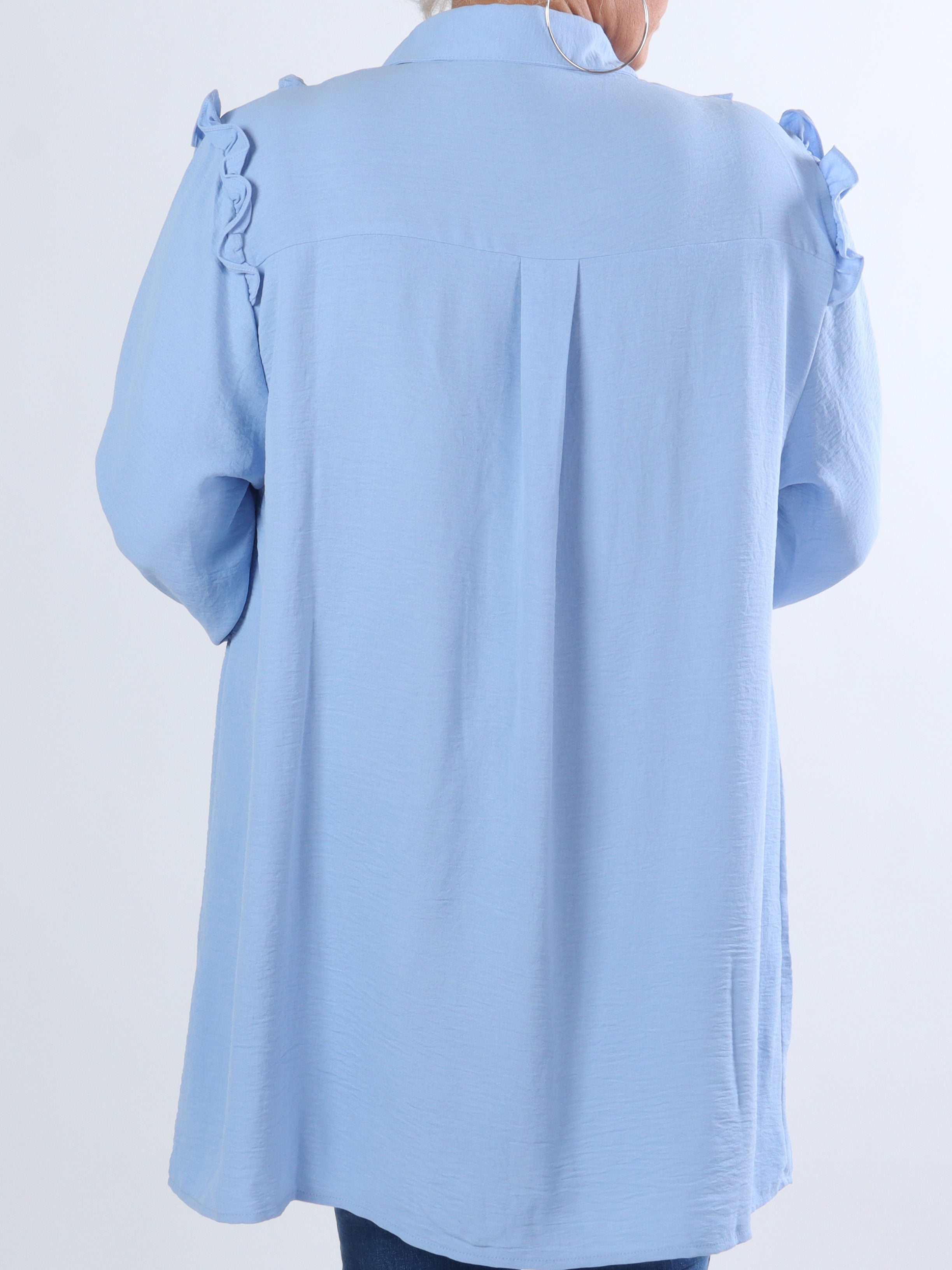 Ada - Fin plus size skjorte med flæser