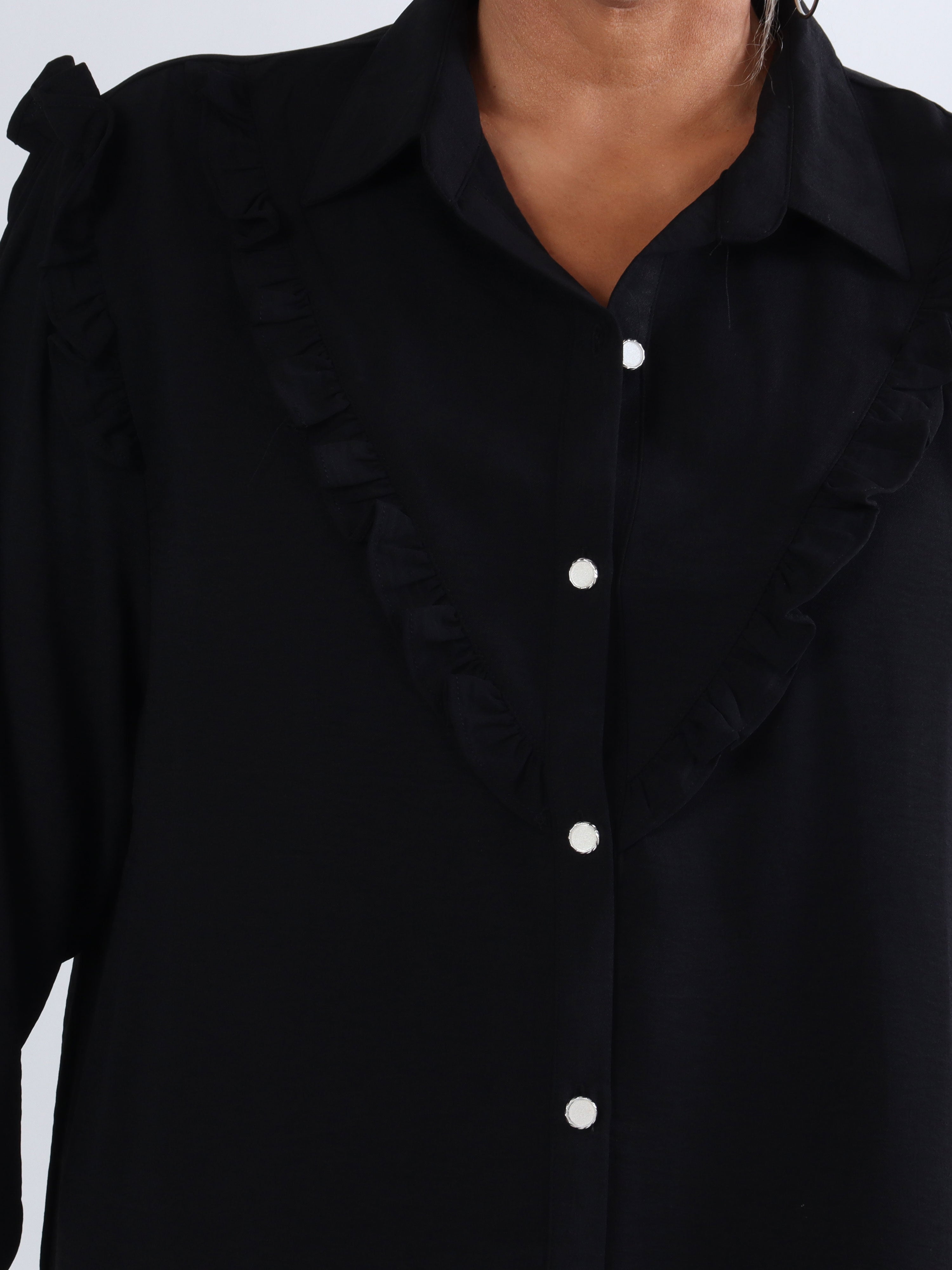 Ada - Fin plus size skjorte med flæser