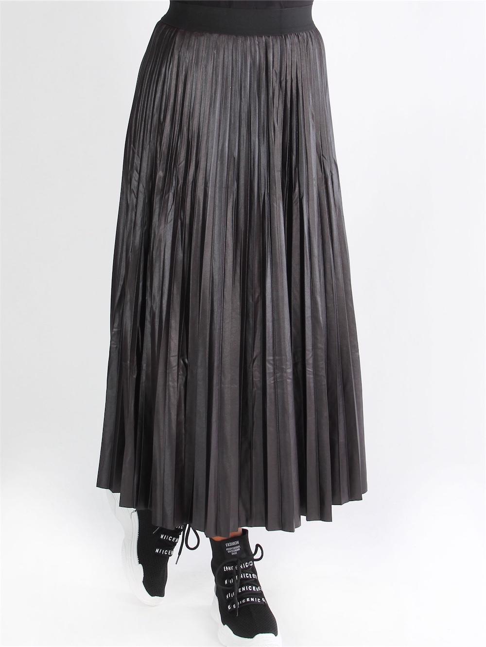 Adara - Sort plisseret nederdel i læderlook