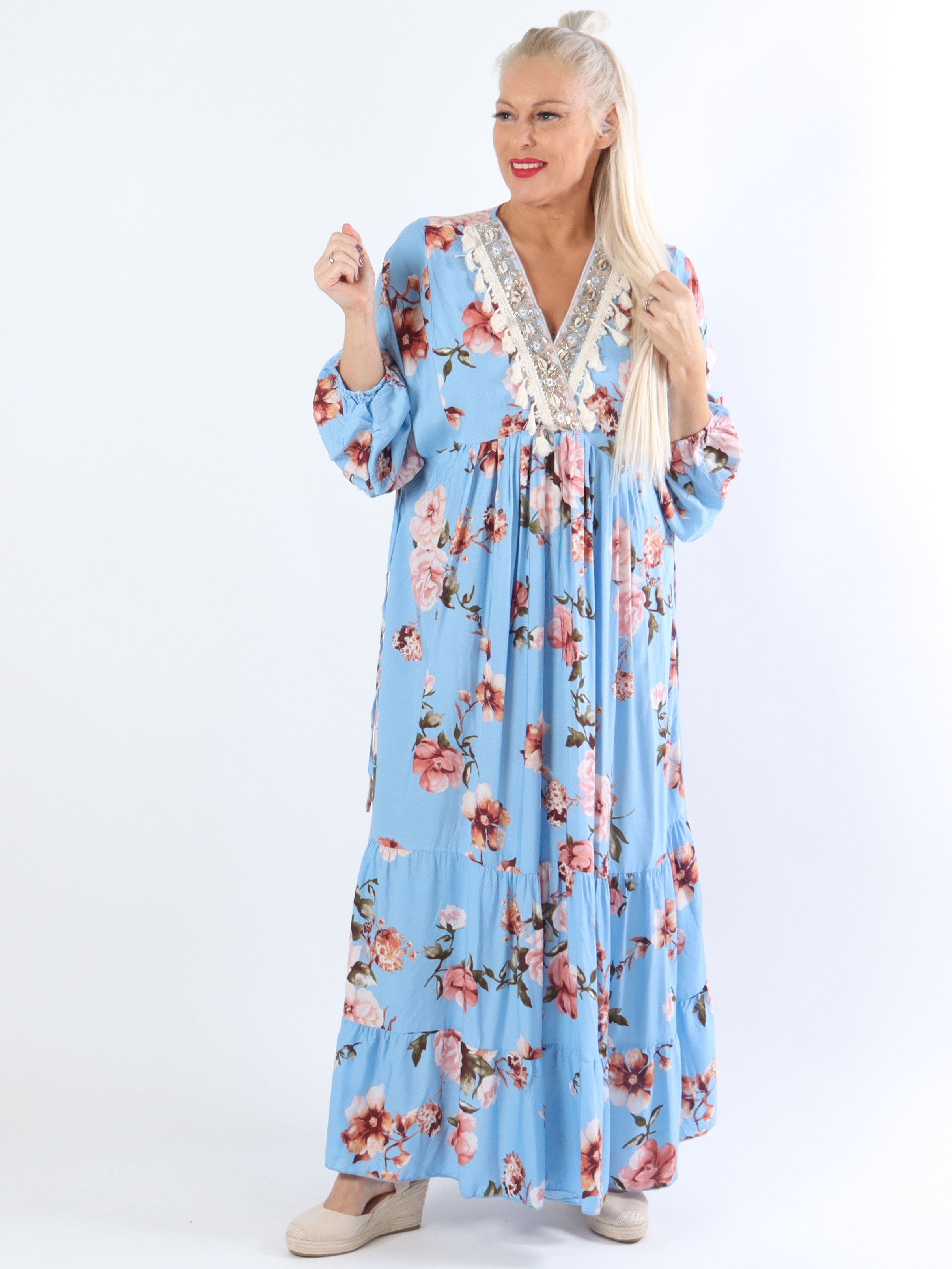 Adelaida Flower - Plus size kjole med musling og frynse detaljer