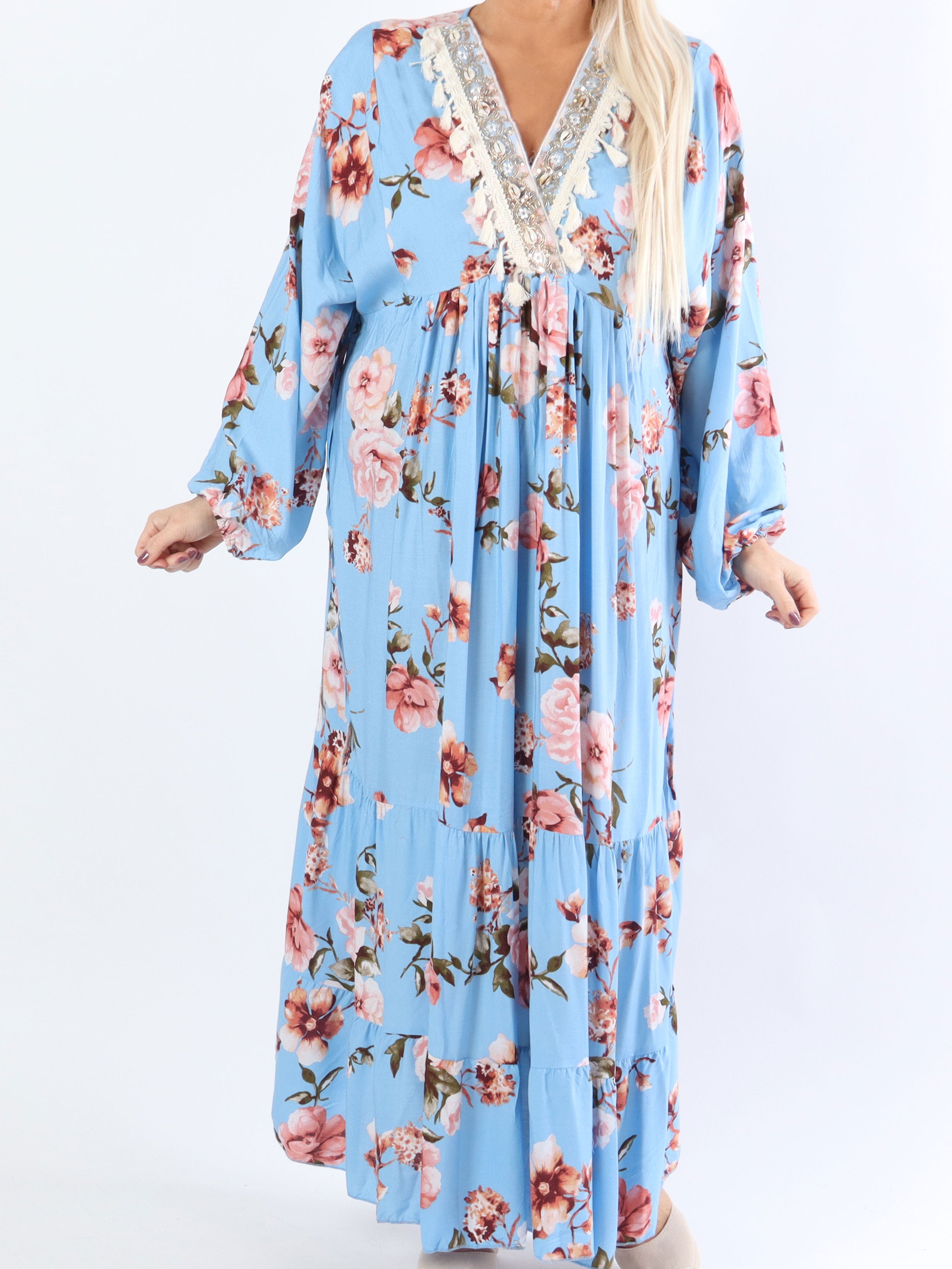 Adelaida Flower - Plus size kjole med musling og frynse detaljer