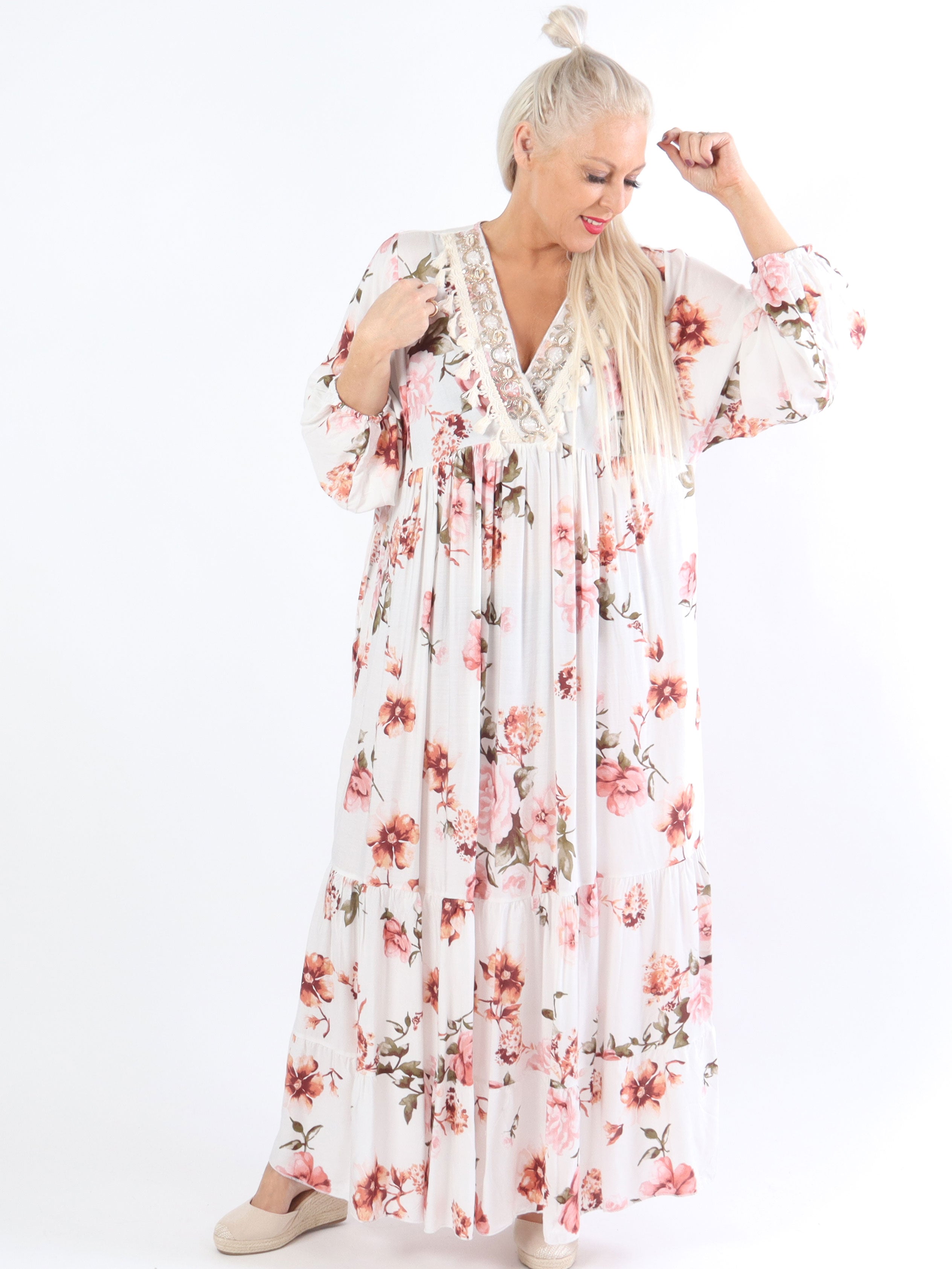 Adelaida Flower - Plus size kjole med musling og frynse detaljer