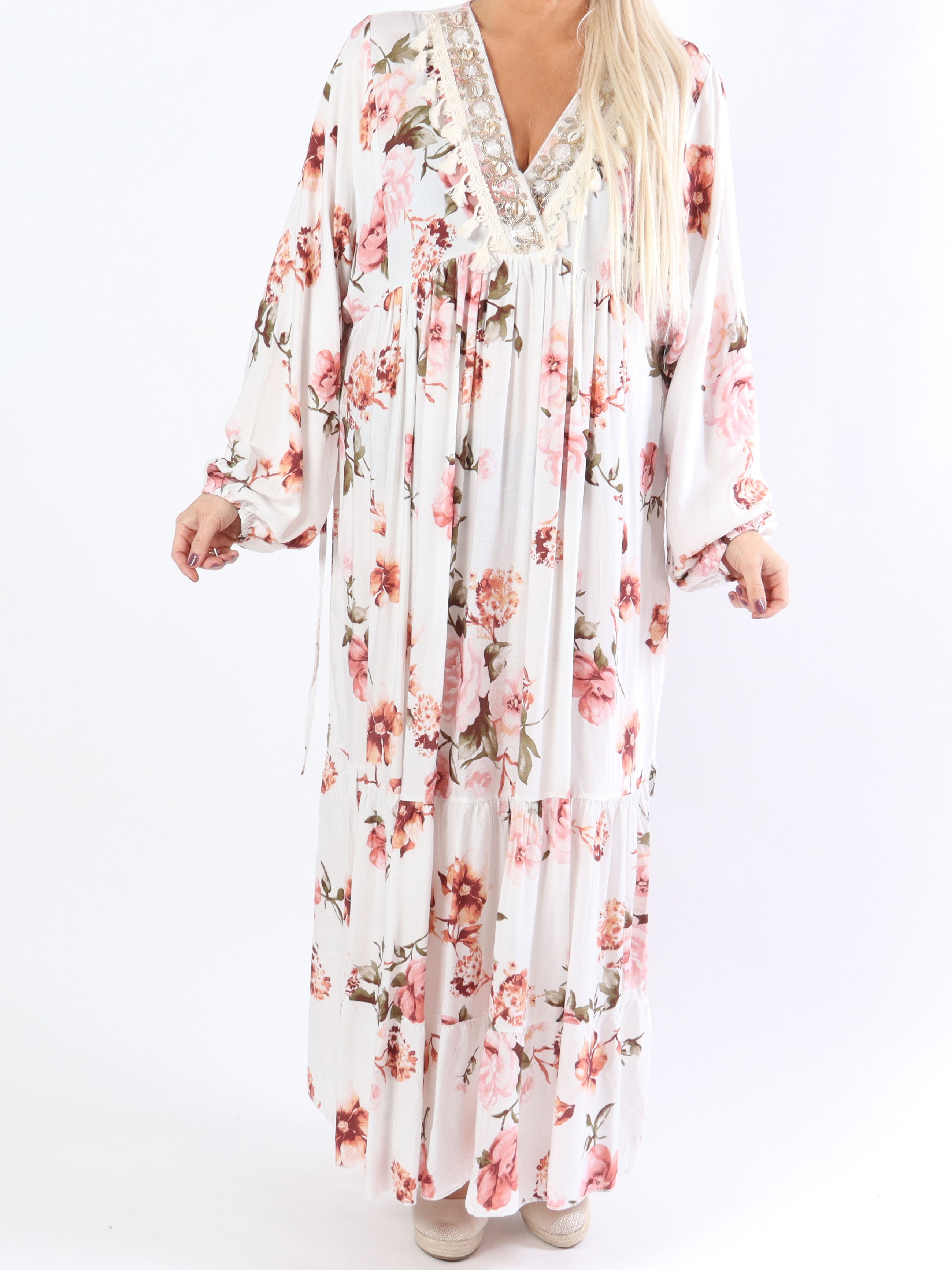 Adelaida Flower - Plus size kjole med musling og frynse detaljer