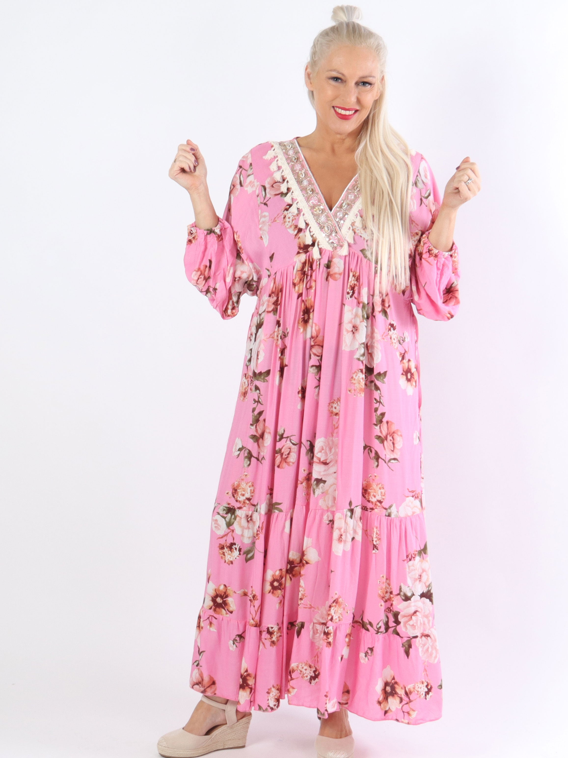 Adelaida Flower - Plus size kjole med musling og frynse detaljer