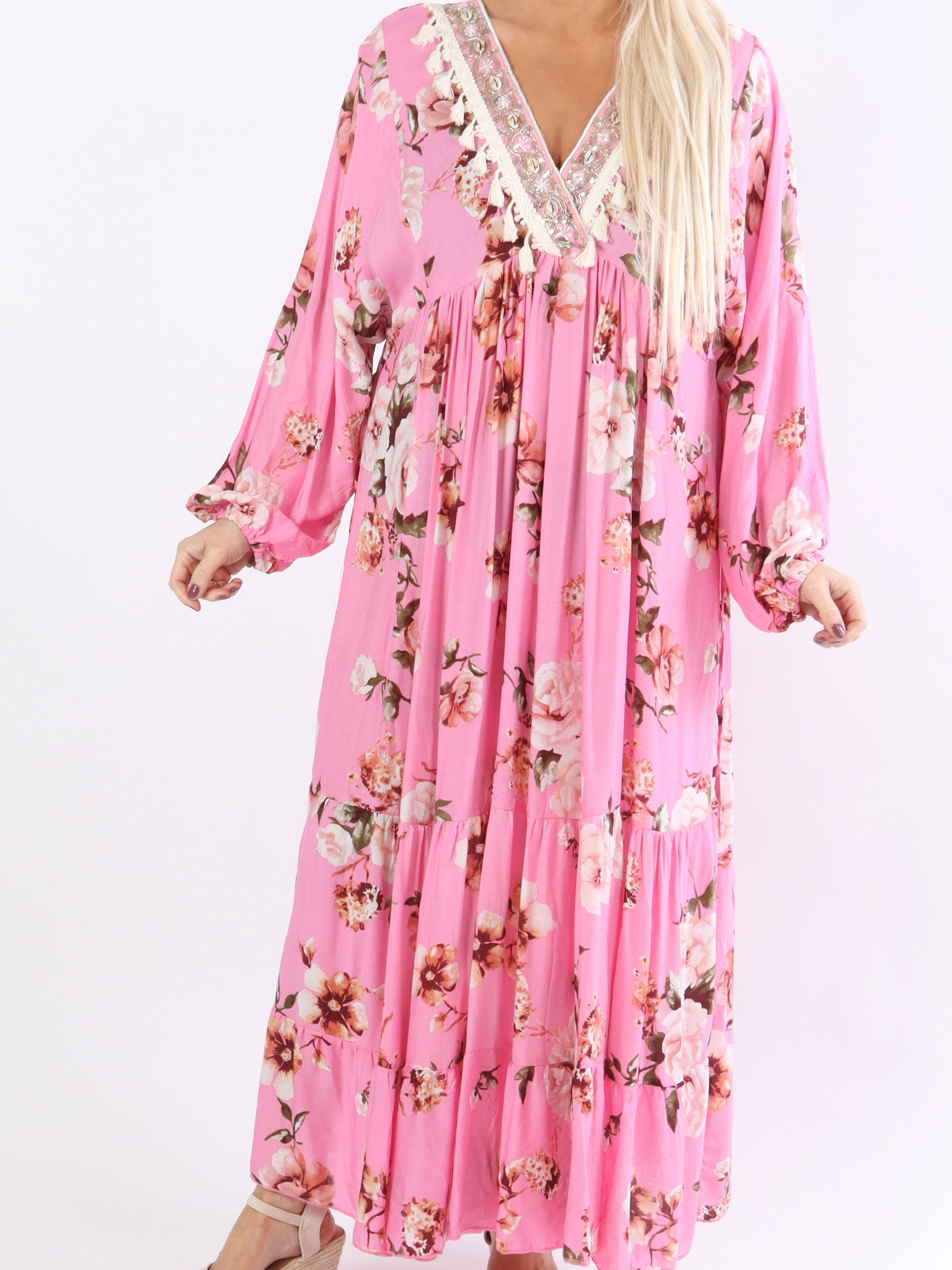 Adelaida Flower - Plus size kjole med musling og frynse detaljer