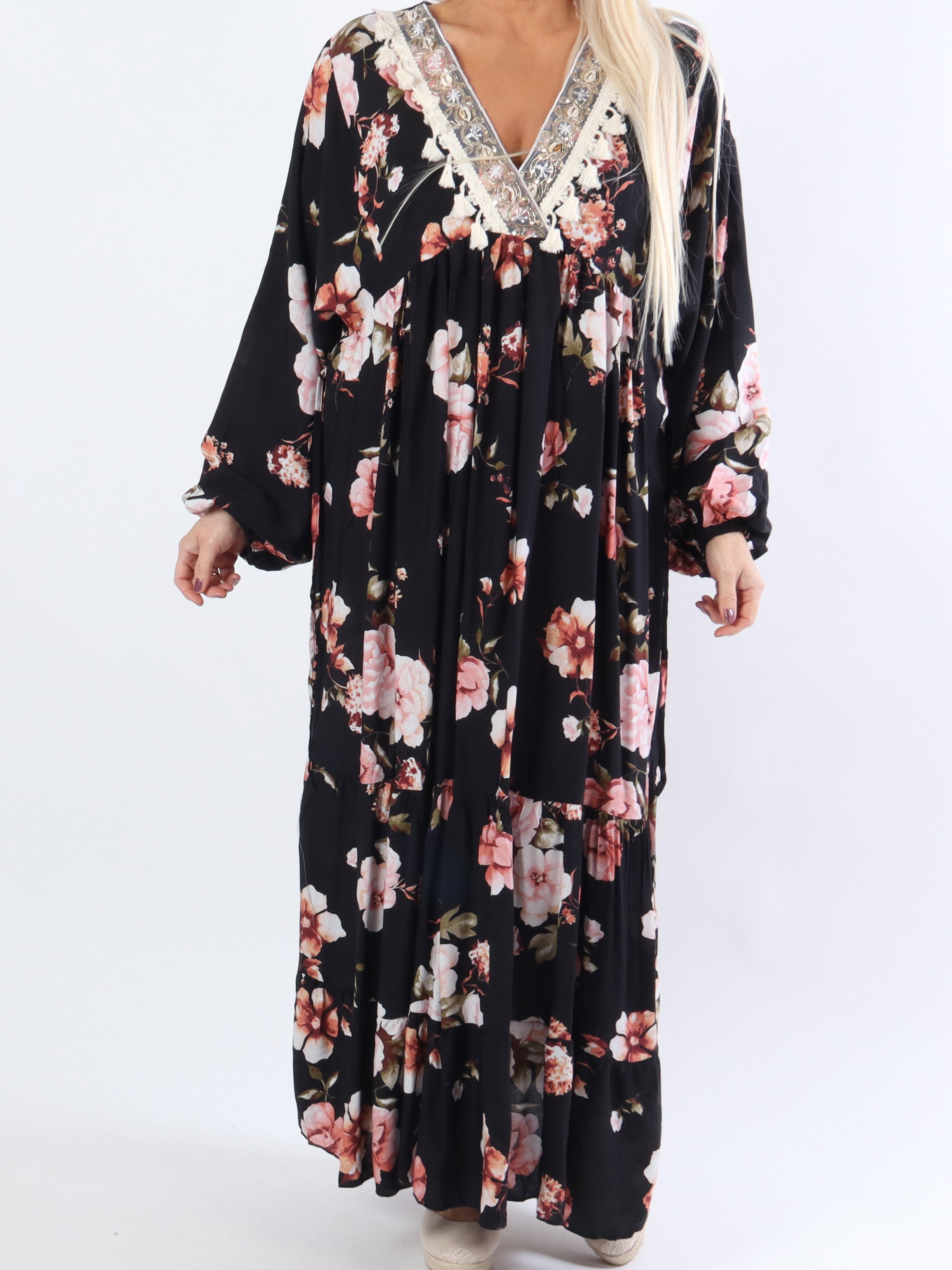 Adelaida Flower - Plus size kjole med musling og frynse detaljer