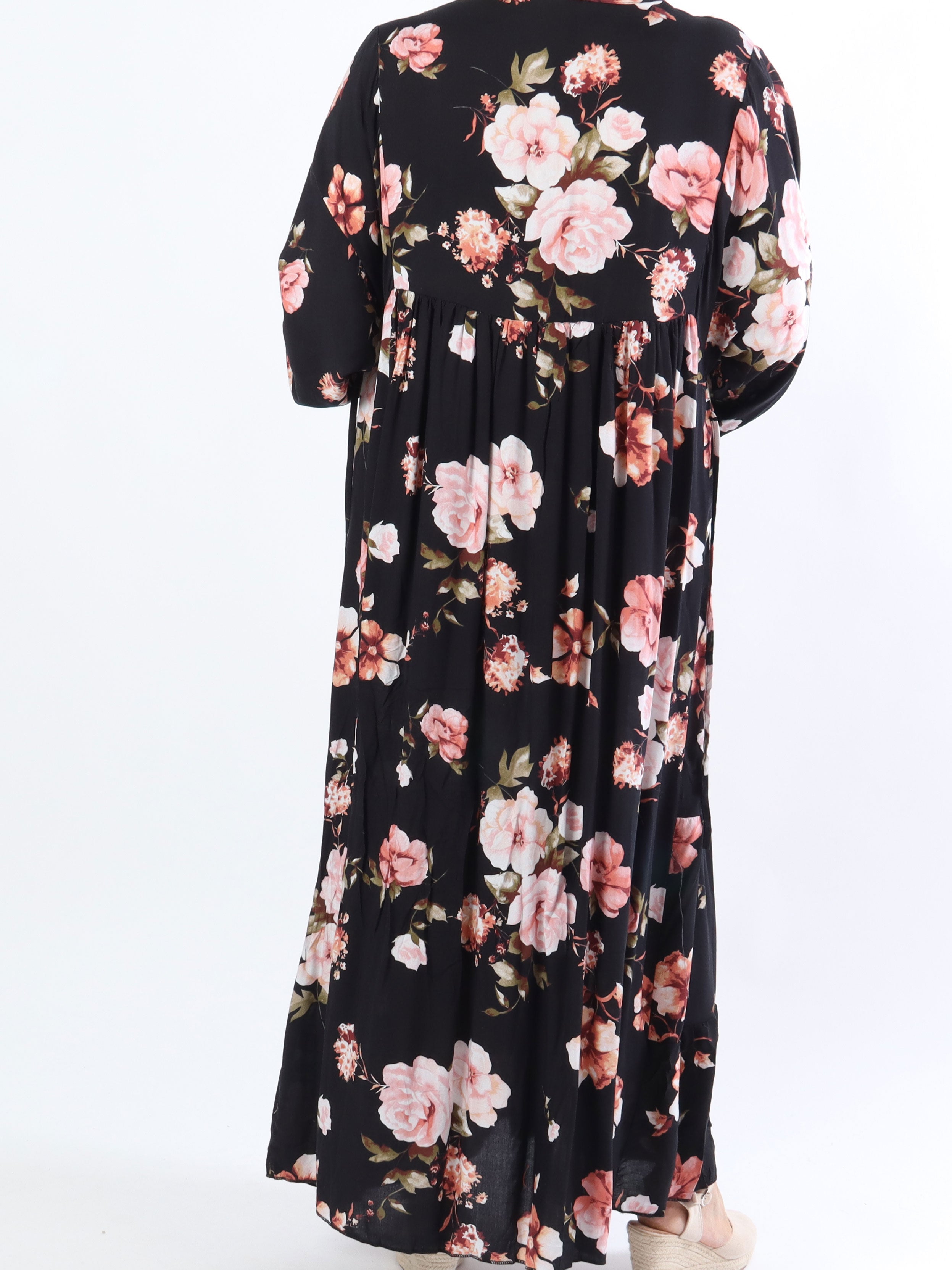 Adelaida Flower - Plus size kjole med musling og frynse detaljer