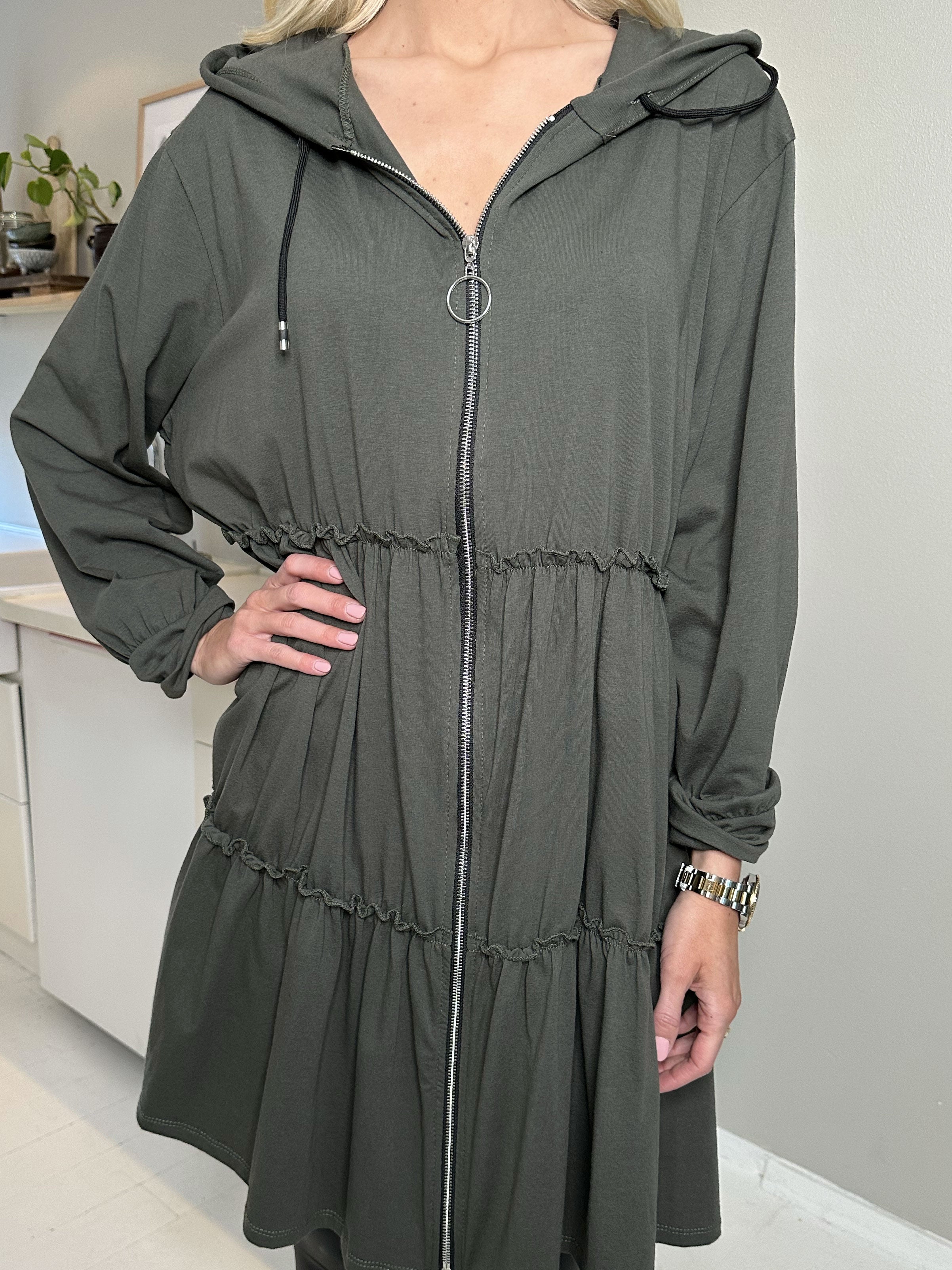 Adona - Joggingkjole med lynlås