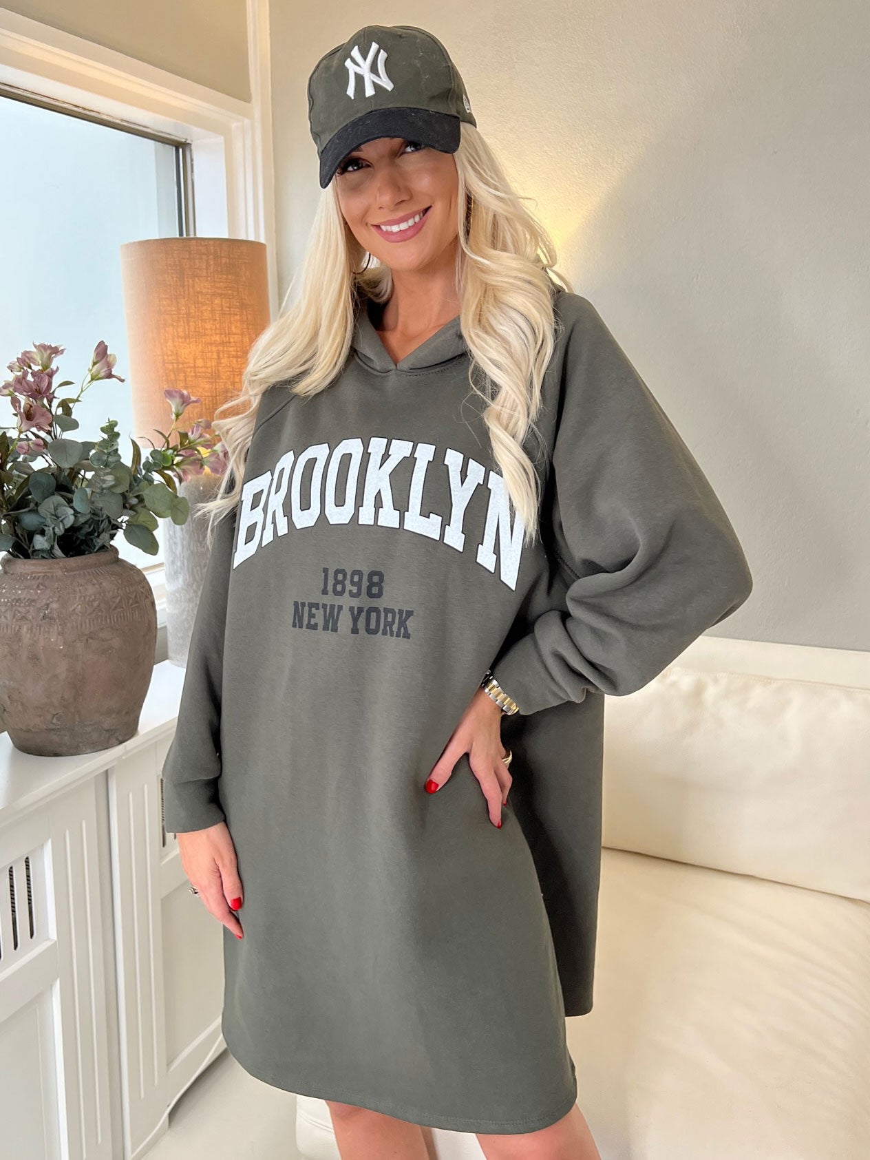 Adrianna - Hættetrøje-kjole med tekst foran