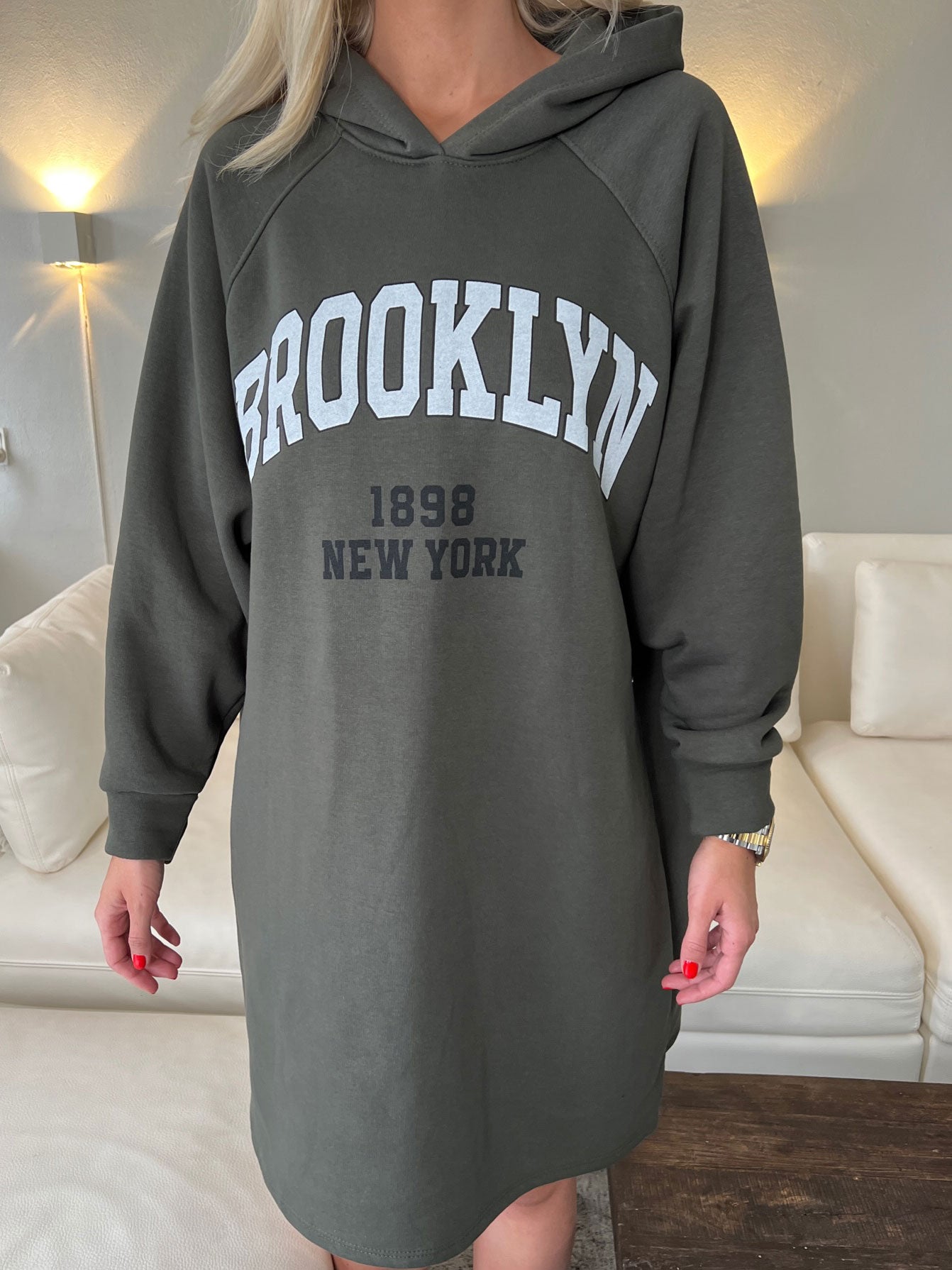 Adrianna - Plus size hættetrøje-kjole med tekst foran