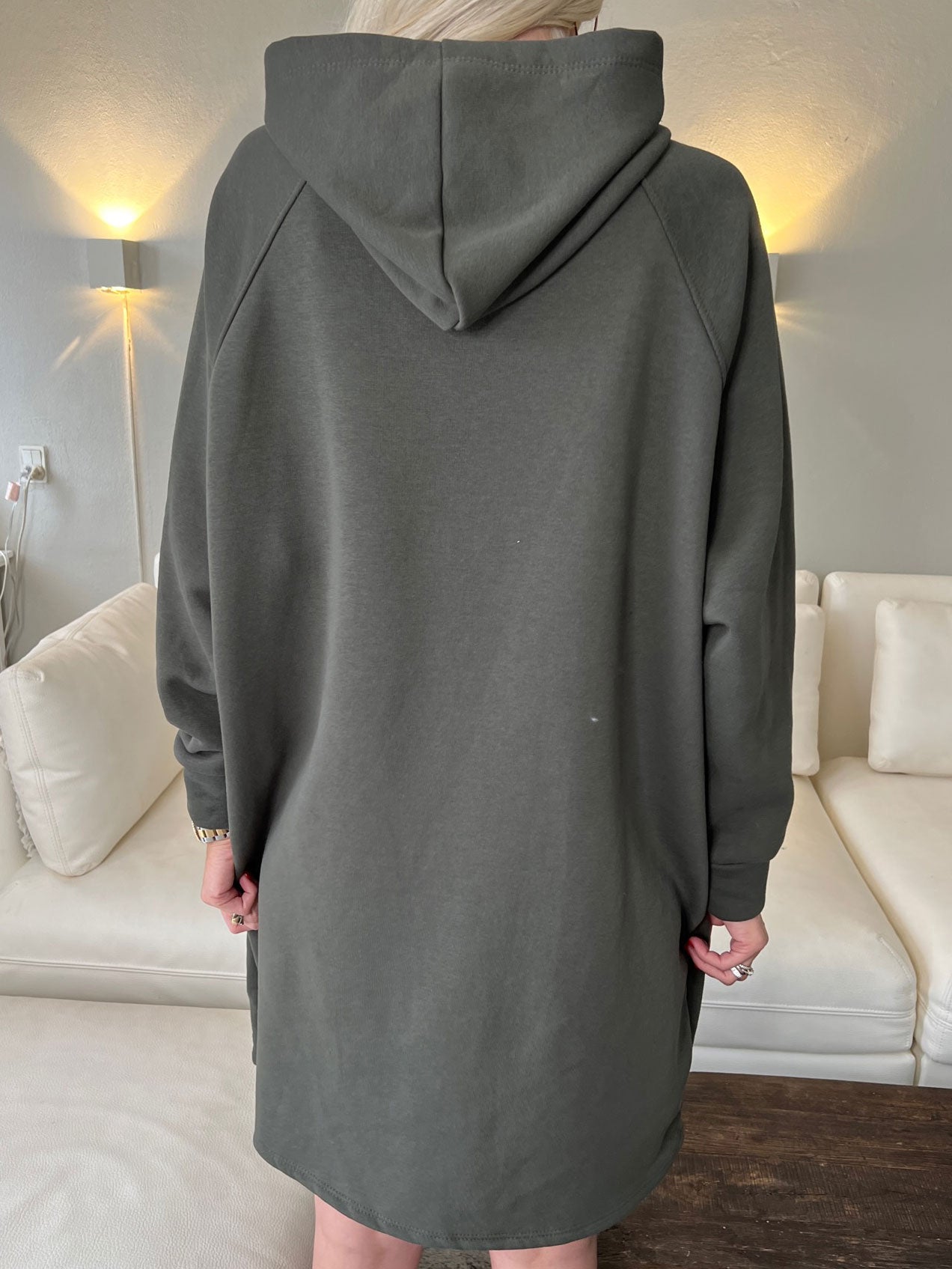 Adrianna - Hættetrøje-kjole med tekst foran