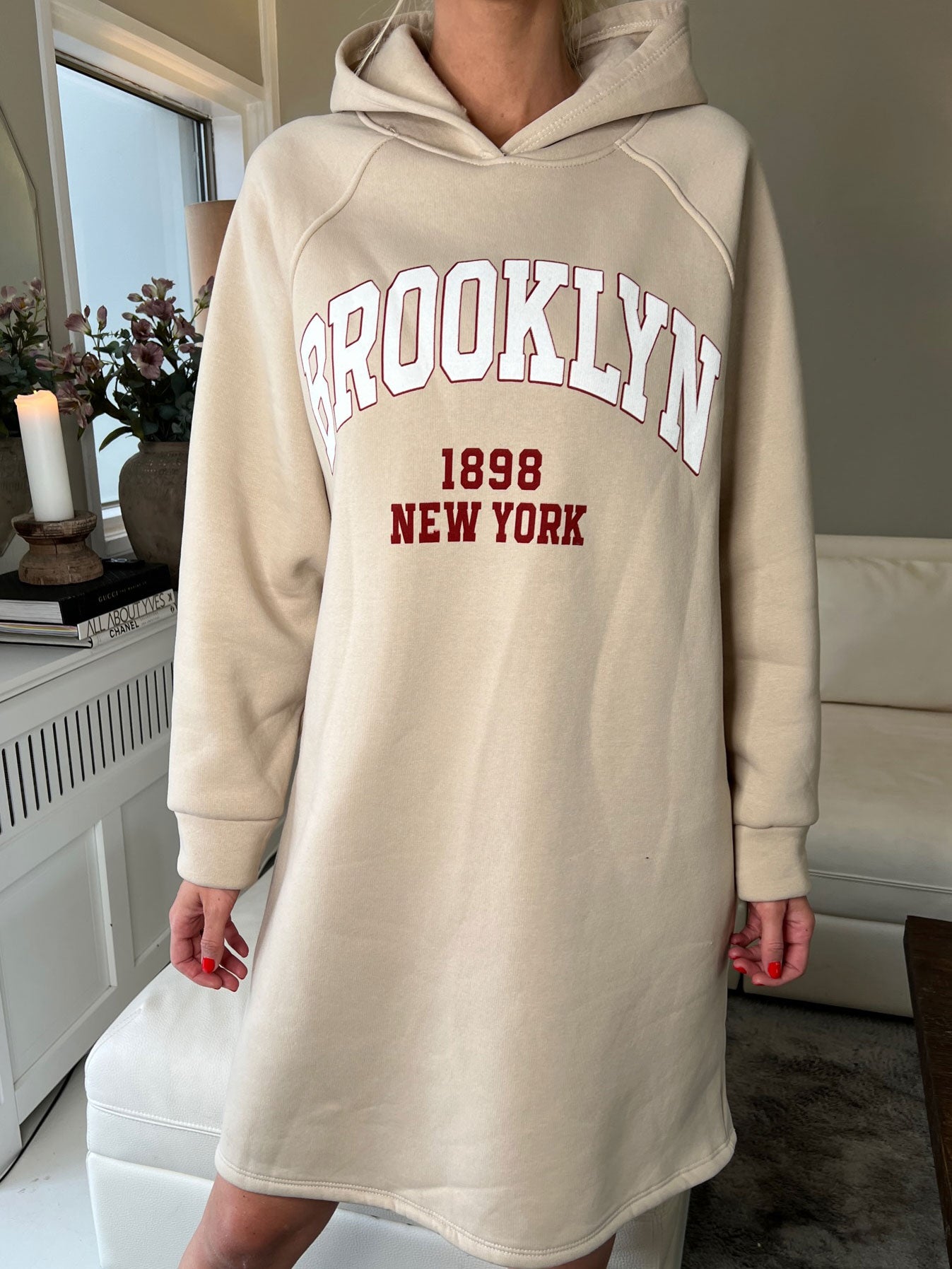 Adrianna - Hættetrøje-kjole med tekst foran