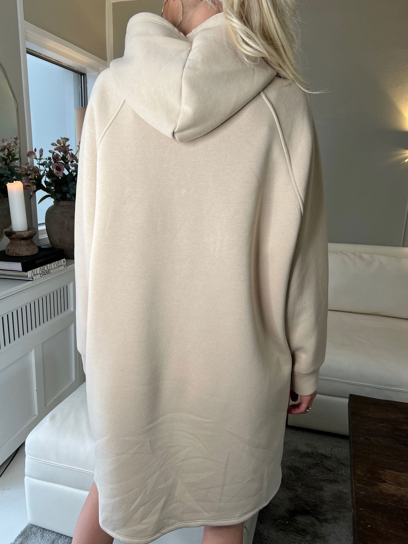 Adrianna - Plus size hættetrøje-kjole med tekst foran