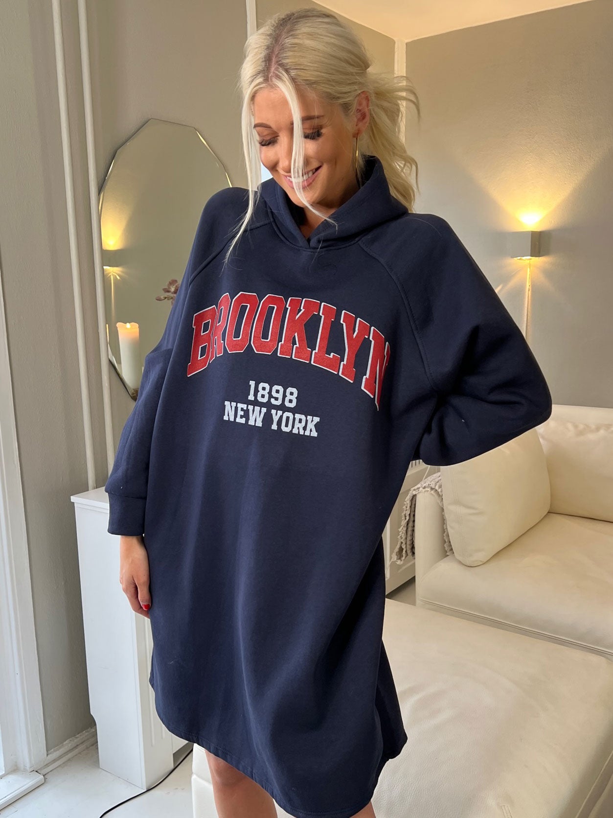 Adrianna - Plus size hættetrøje-kjole med tekst foran