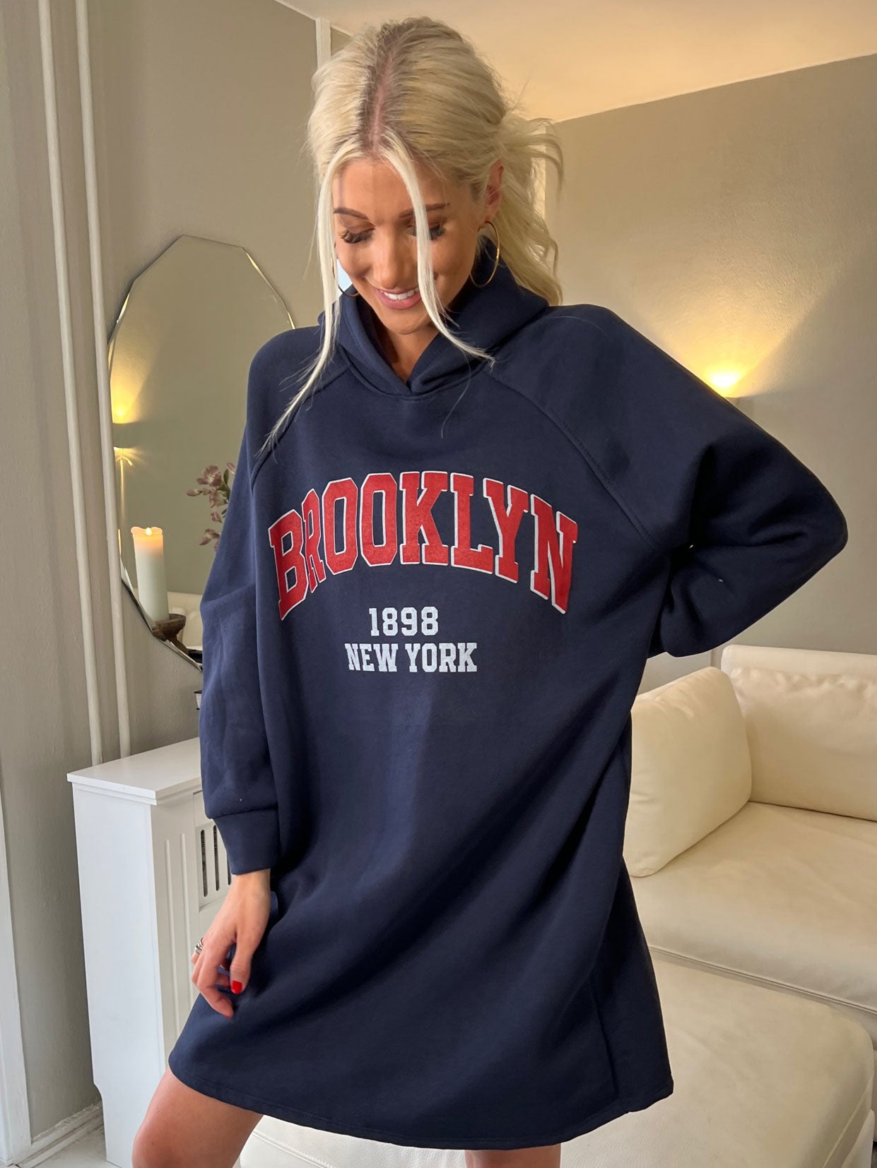 Adrianna - Plus size hættetrøje-kjole med tekst foran