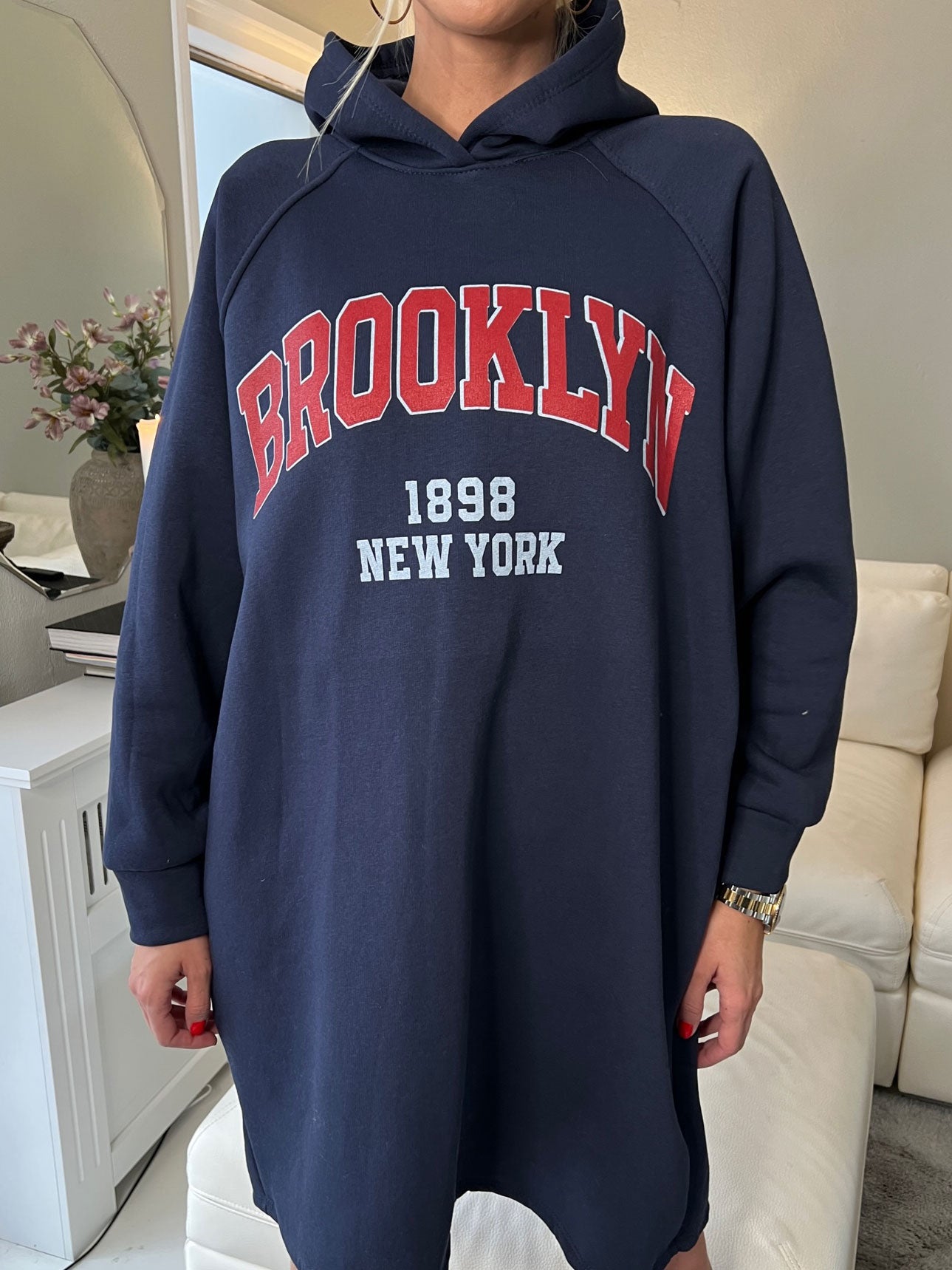 Adrianna - Plus size hættetrøje-kjole med tekst foran