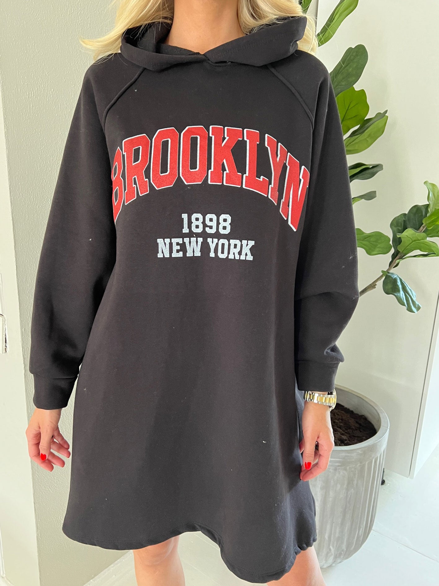 Adrianna - Hættetrøje-kjole med tekst foran